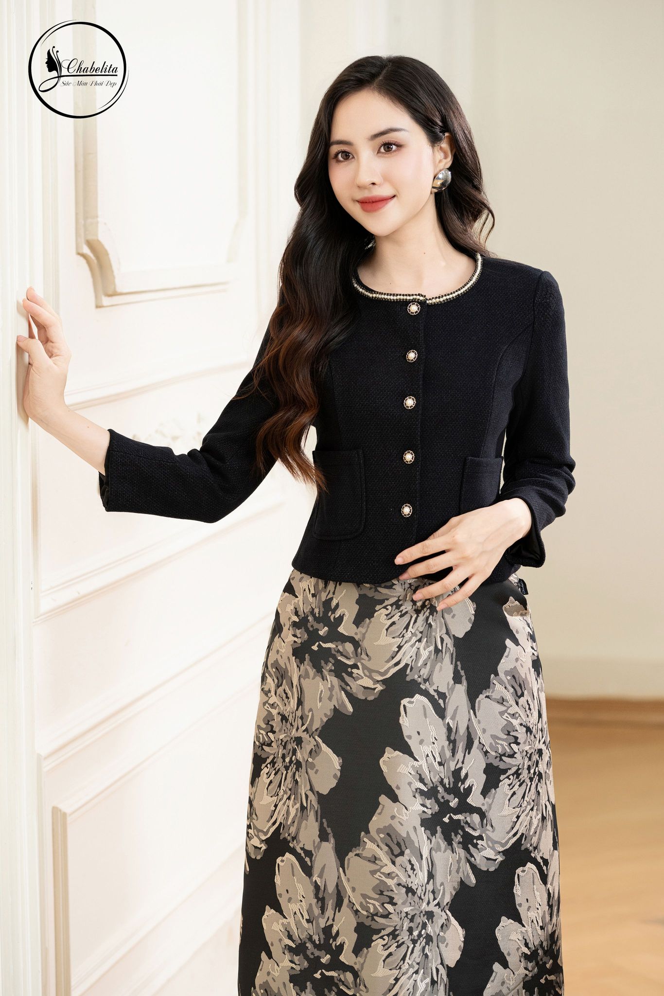 Áo vest dạ cổ tròn đính cườm màu đen
