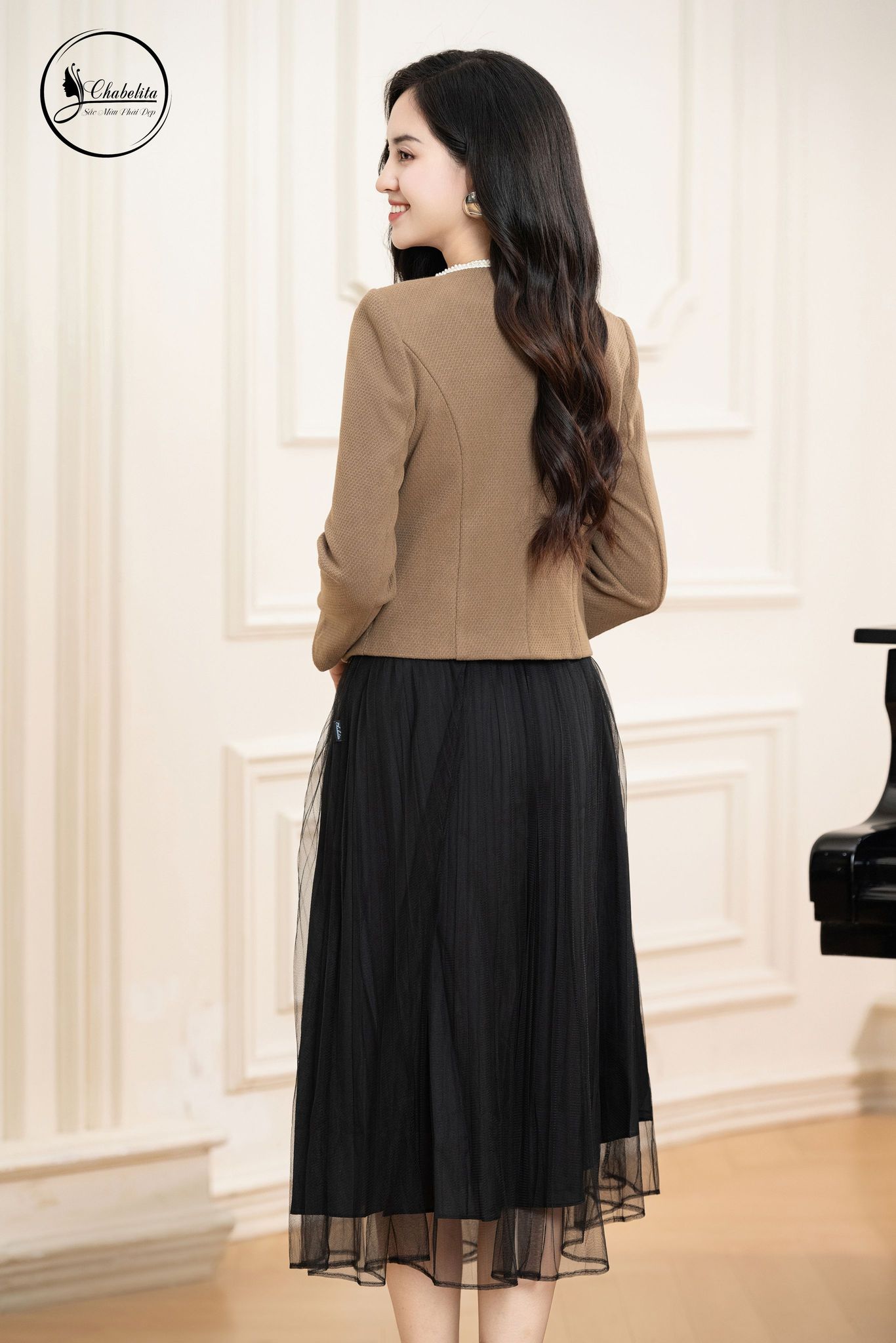 Áo vest dạ cổ tròn đính cườm màu nâu