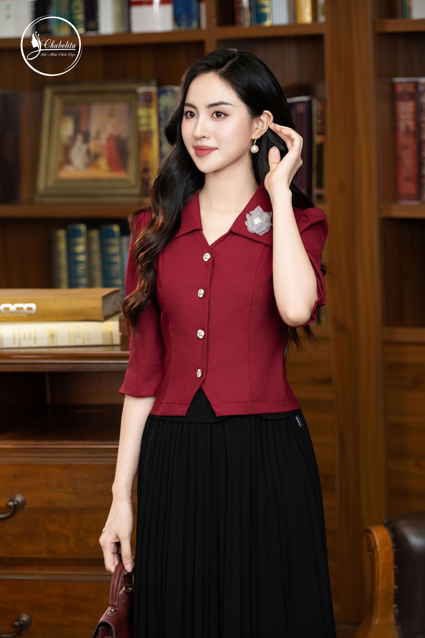 Áo sơ mi cổ bẻ đính hoa màu đỏ