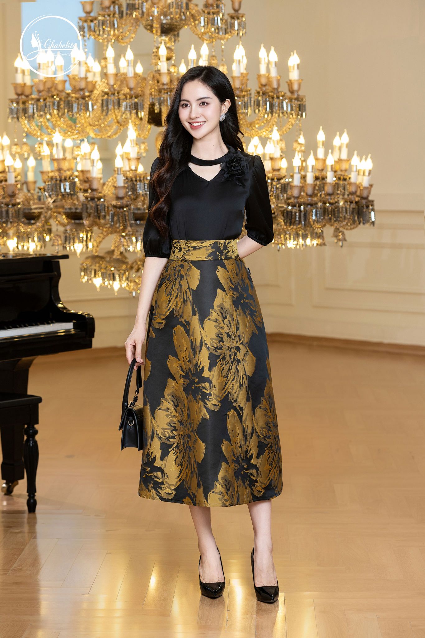 Áo sơ mi cổ tim đính hoa màu đen