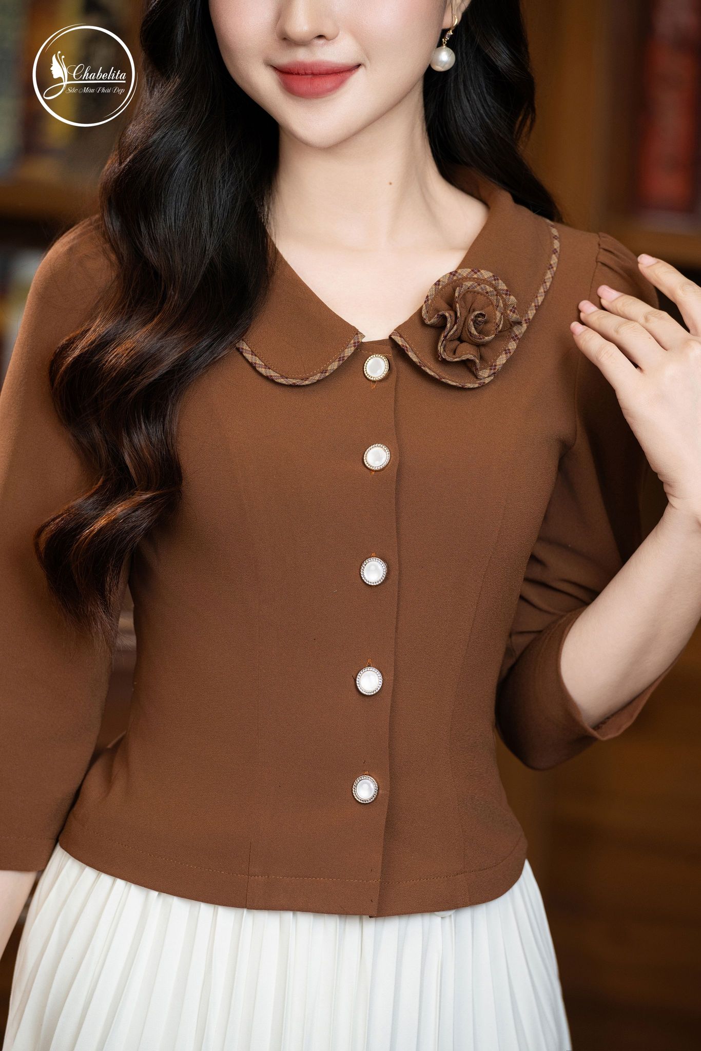 Áo ký giả cổ bẻ đính hoa màu nâu