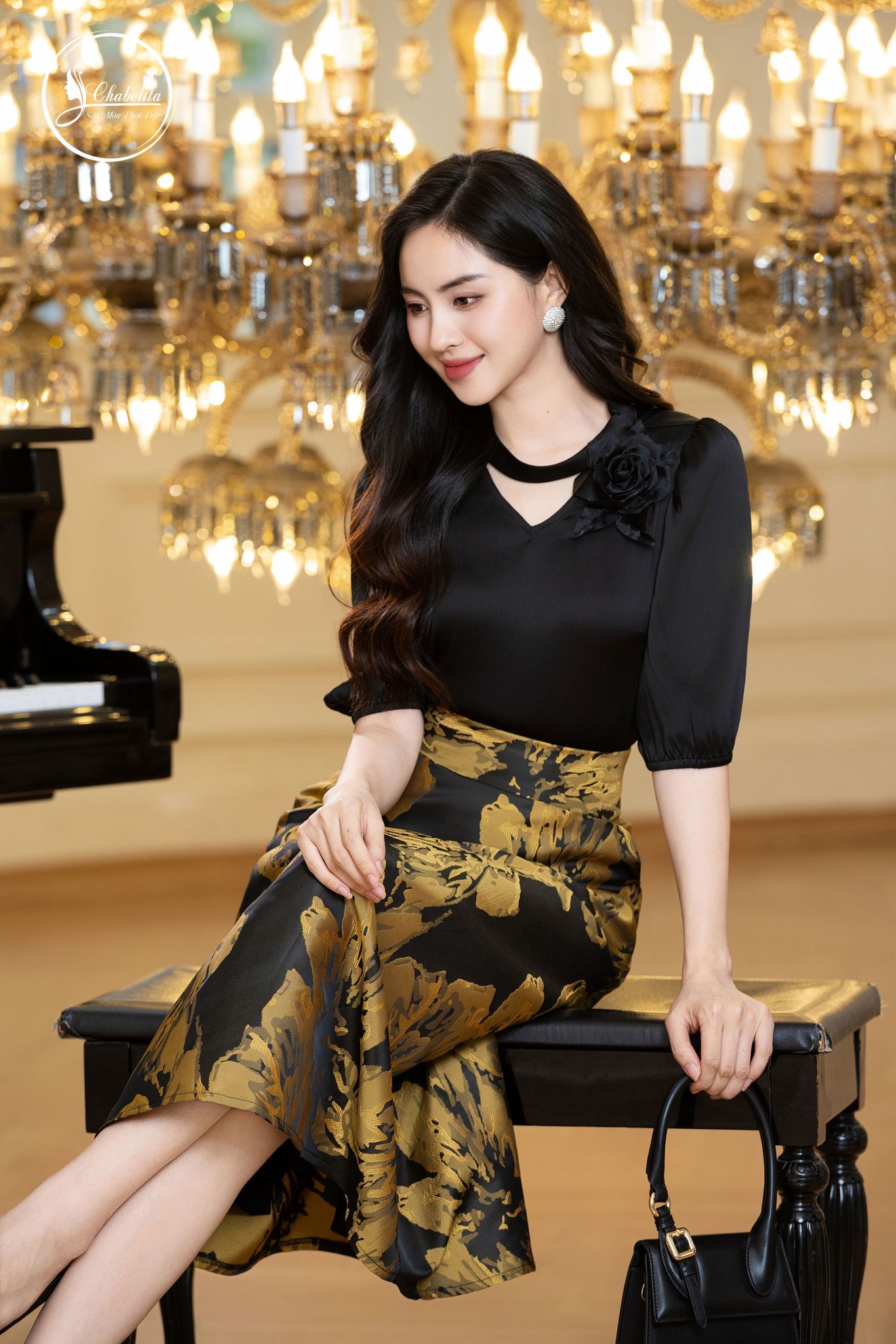 Áo sơ mi cổ tim đính hoa màu đen