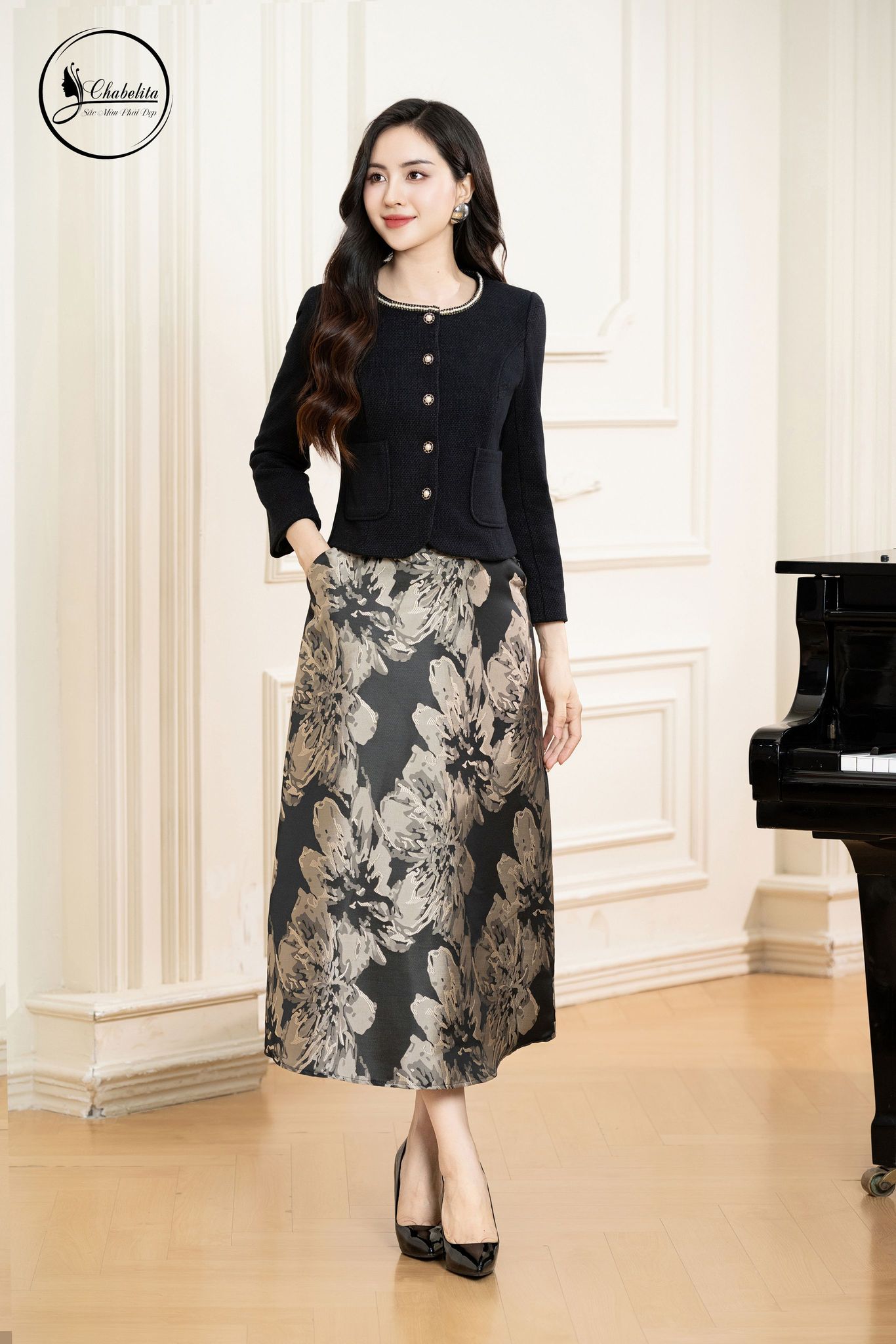 Áo vest dạ cổ tròn đính cườm màu đen