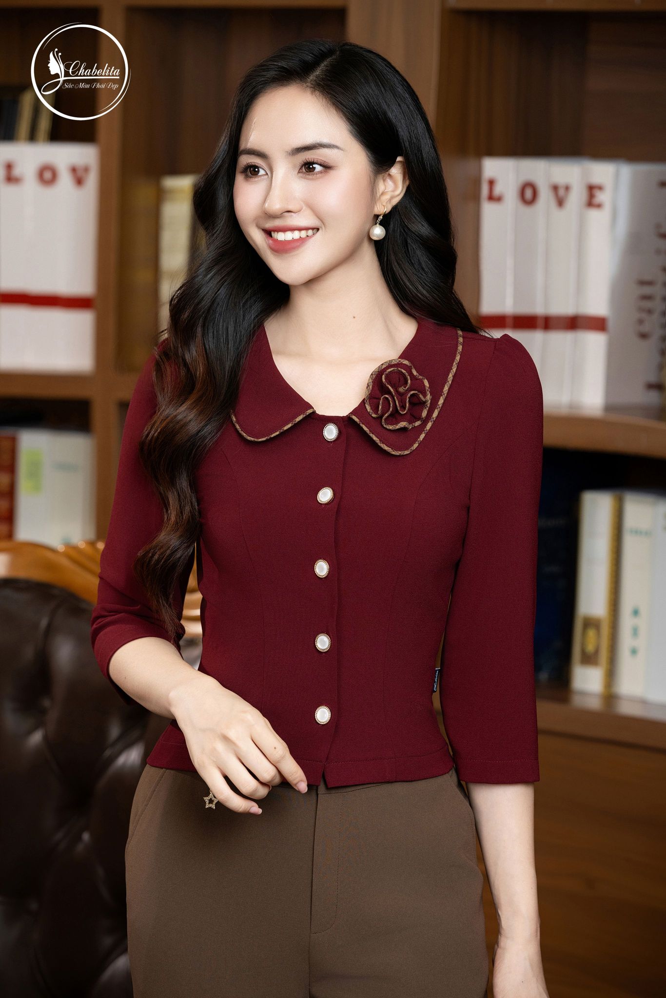 Áo ký giả cổ bẻ đính hoa màu đỏ