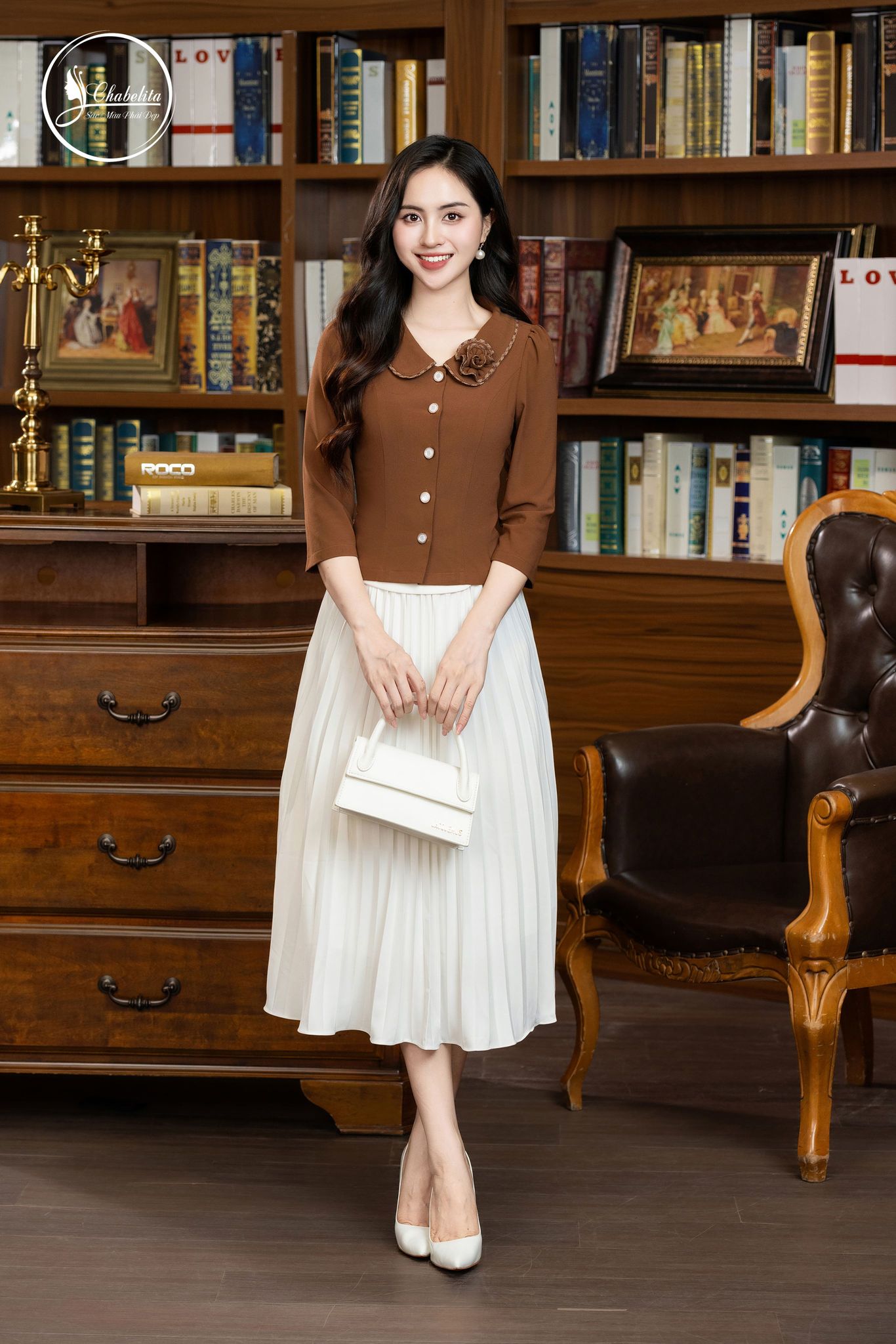 Áo ký giả cổ bẻ đính hoa màu nâu