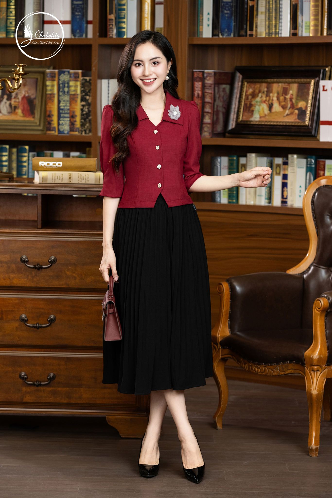 Áo sơ mi cổ bẻ đính hoa màu đỏ