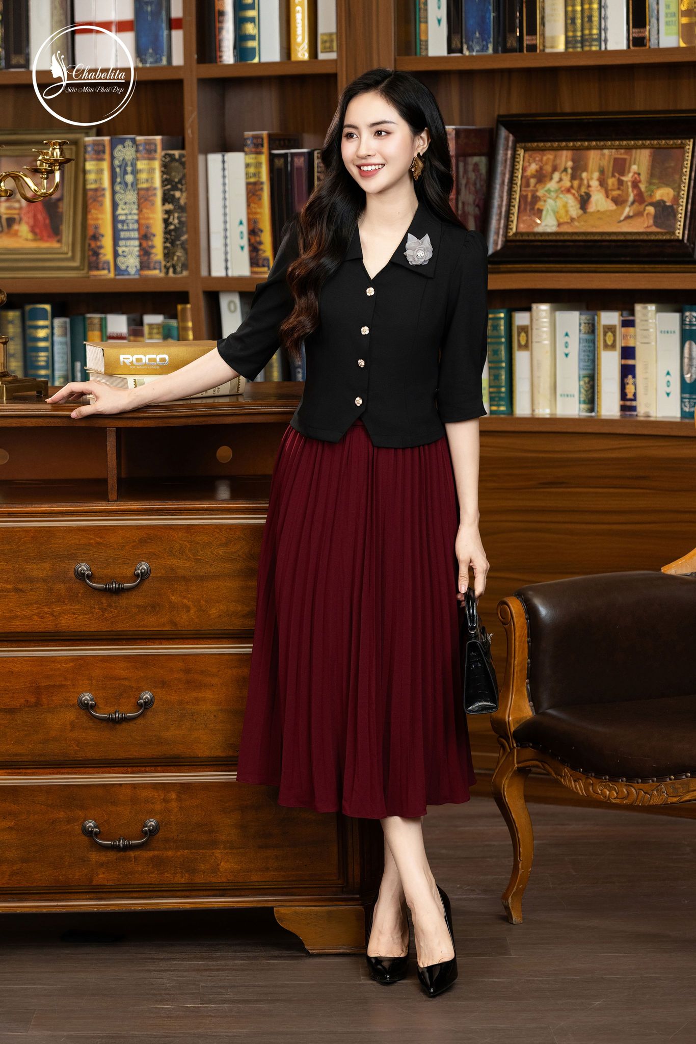 Áo sơ mi cổ bẻ đính hoa màu đen