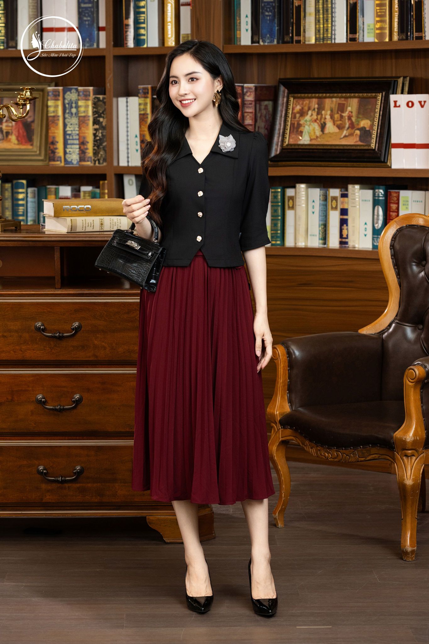 Áo sơ mi cổ bẻ đính hoa màu đen