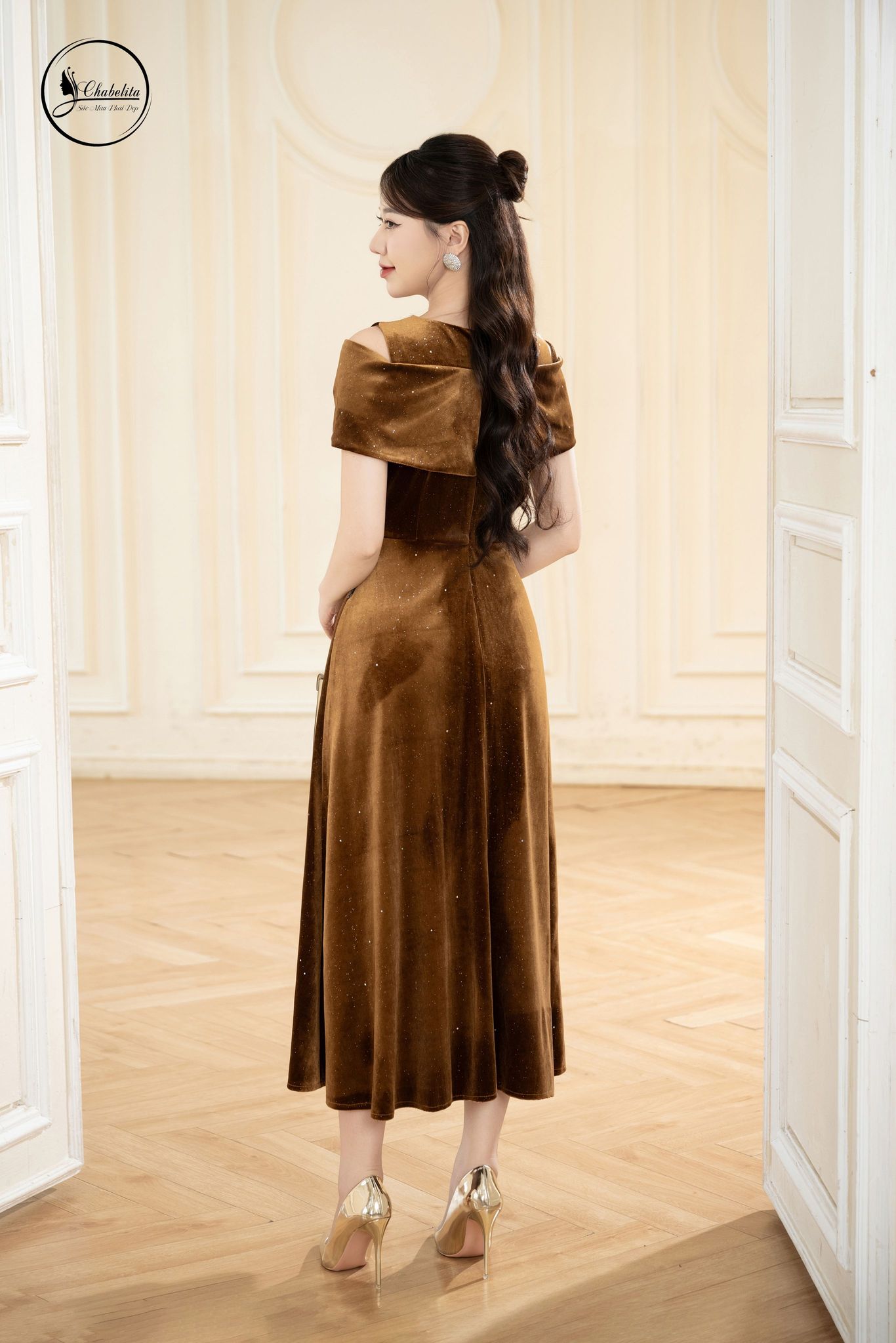 Đầm nhung sát nách cổ tròn màu nâu