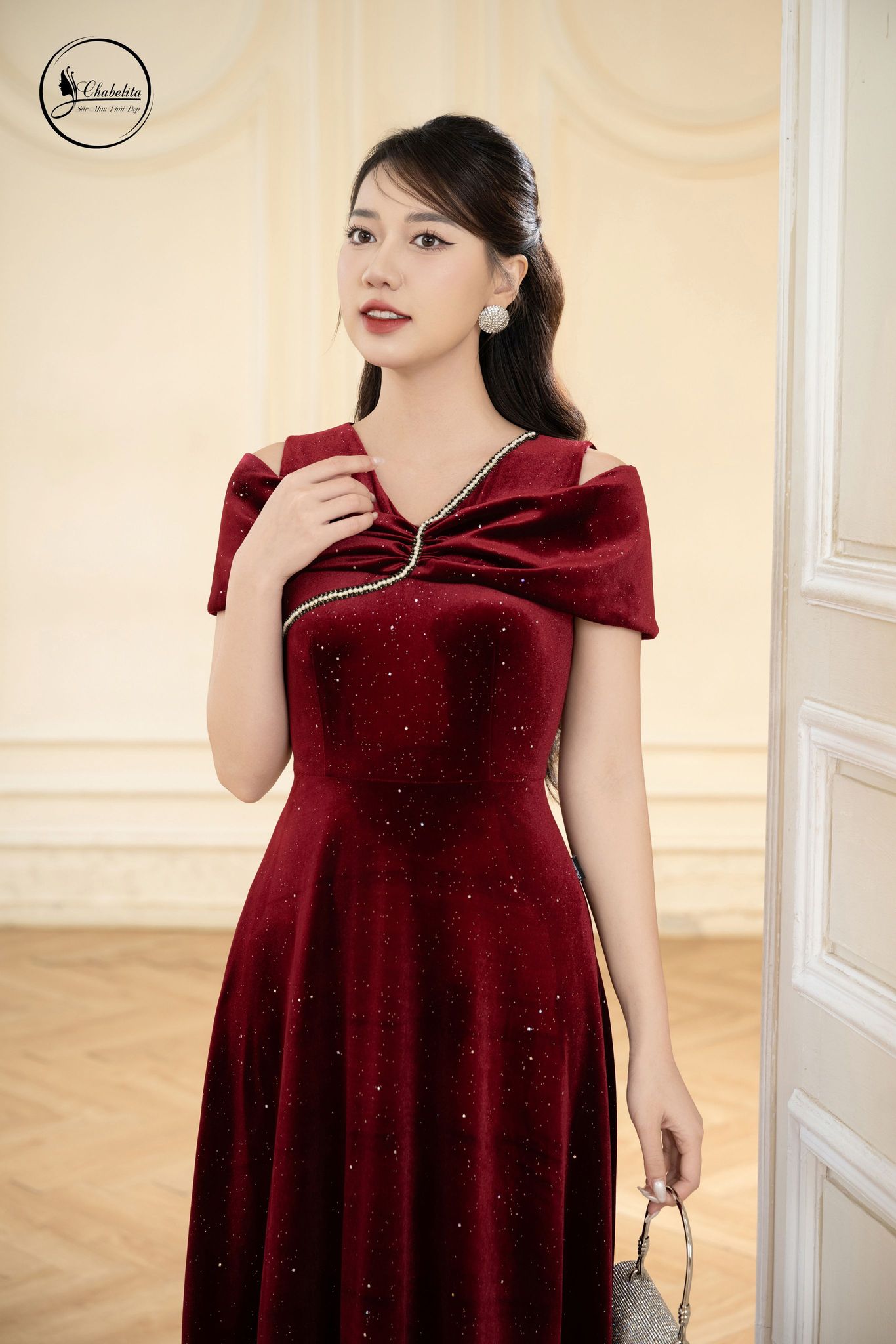 Đầm nhung sát nách cổ tròn màu đỏ