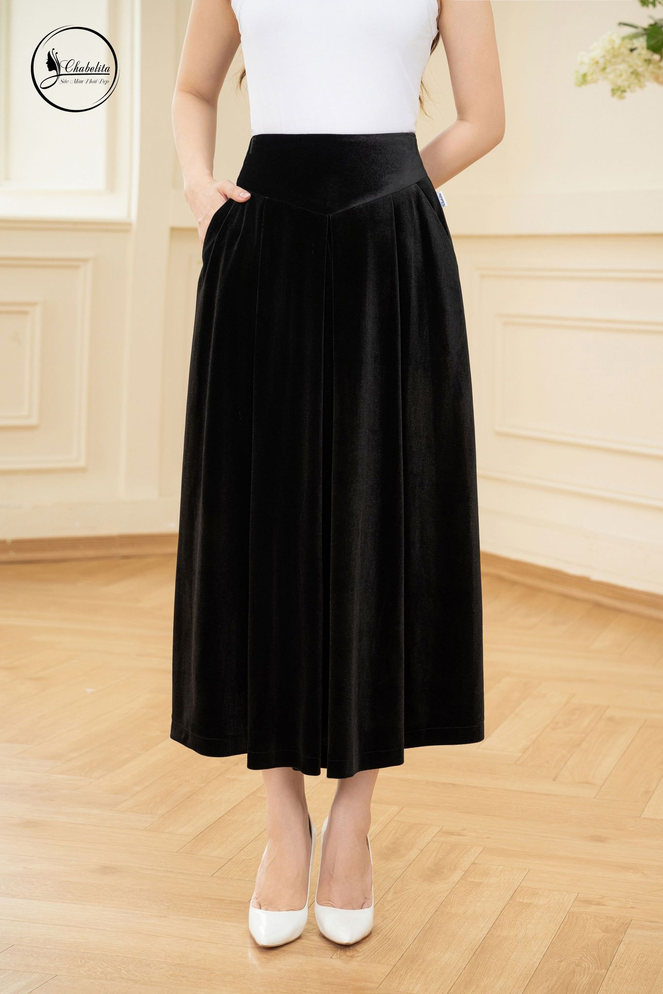 Chân váy xòe cạp cách điệu màu đen