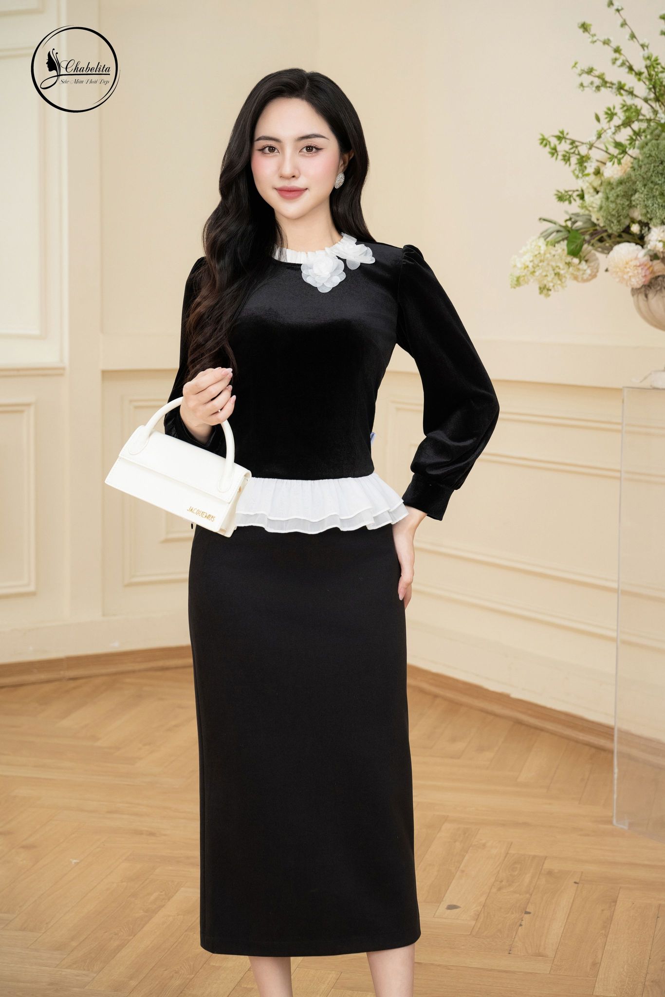 Áo sơ mi nhung cổ tròn phối bèo màu đen