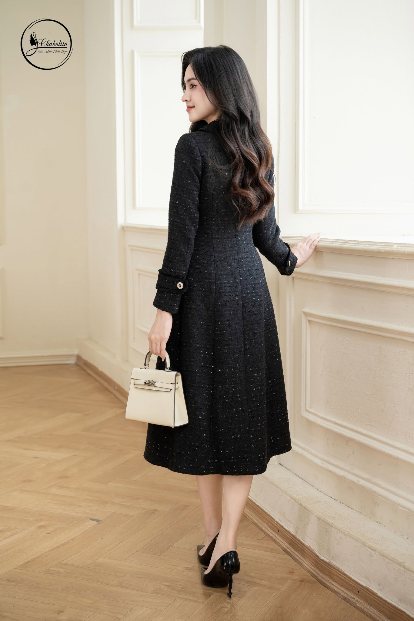 Áo mangto phối viền màu đen