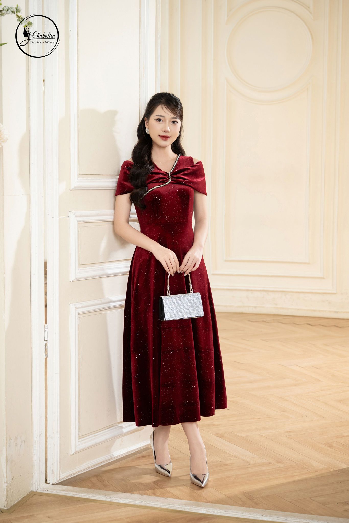 Đầm nhung sát nách cổ tròn màu đỏ