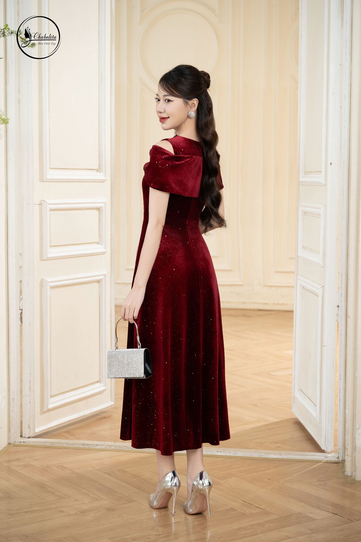 Đầm nhung sát nách cổ tròn màu đỏ