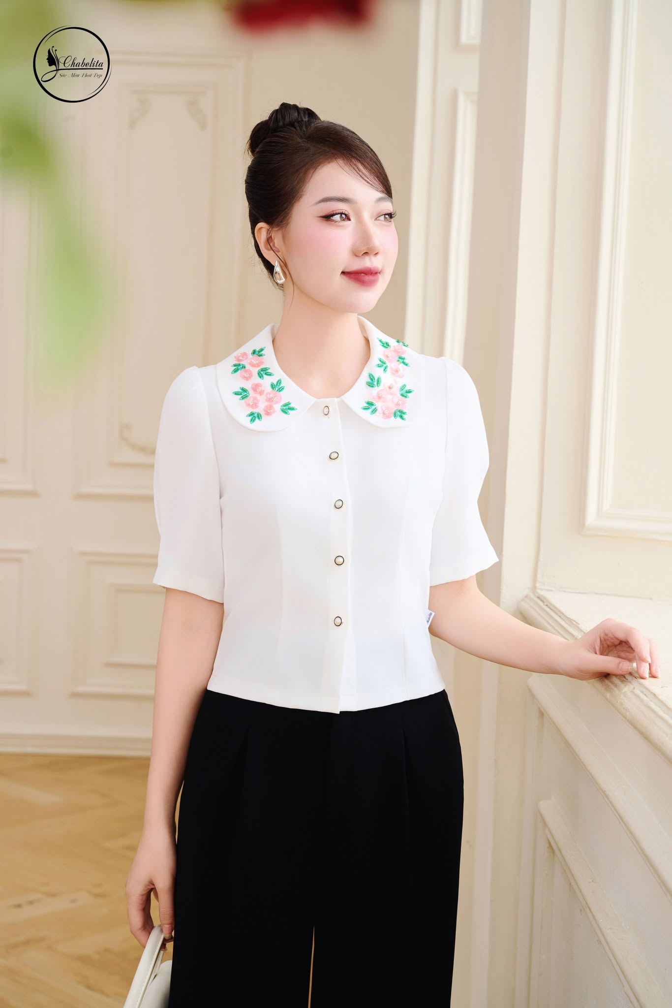 Áo sơ mi thêu lá cổ màu trắng