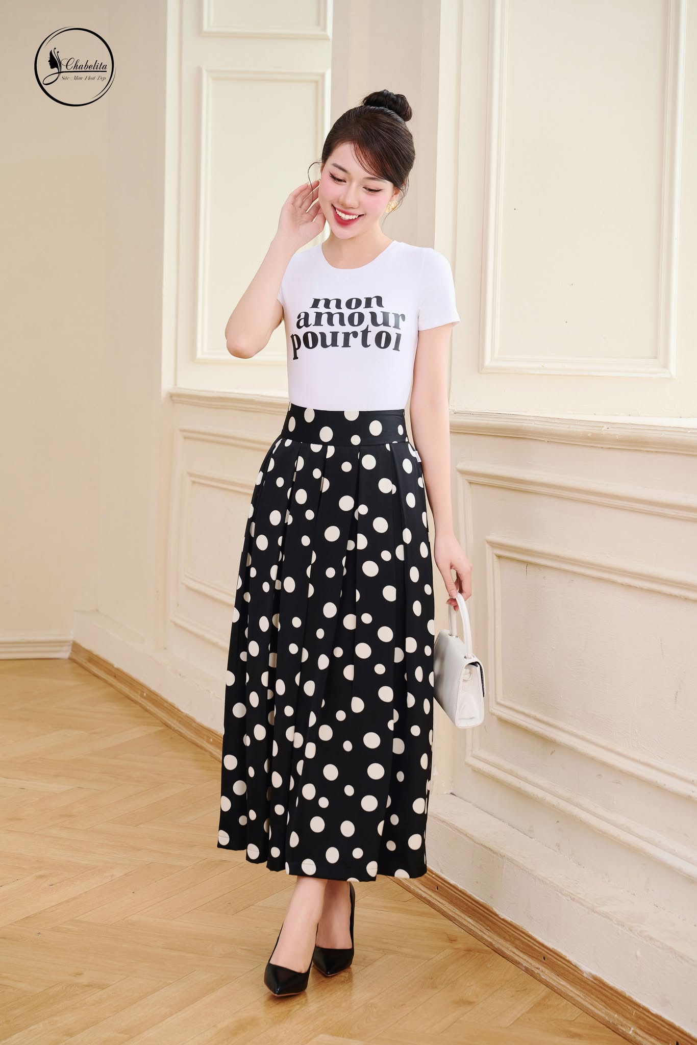 Áo cotton croptop in chữ màu trắng