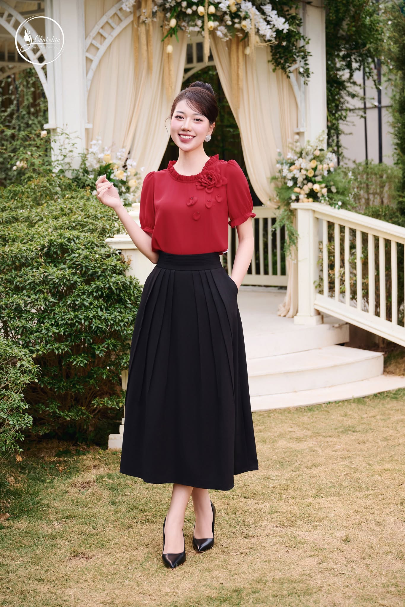 Áo thêu hoa cổ bèo màu đỏ