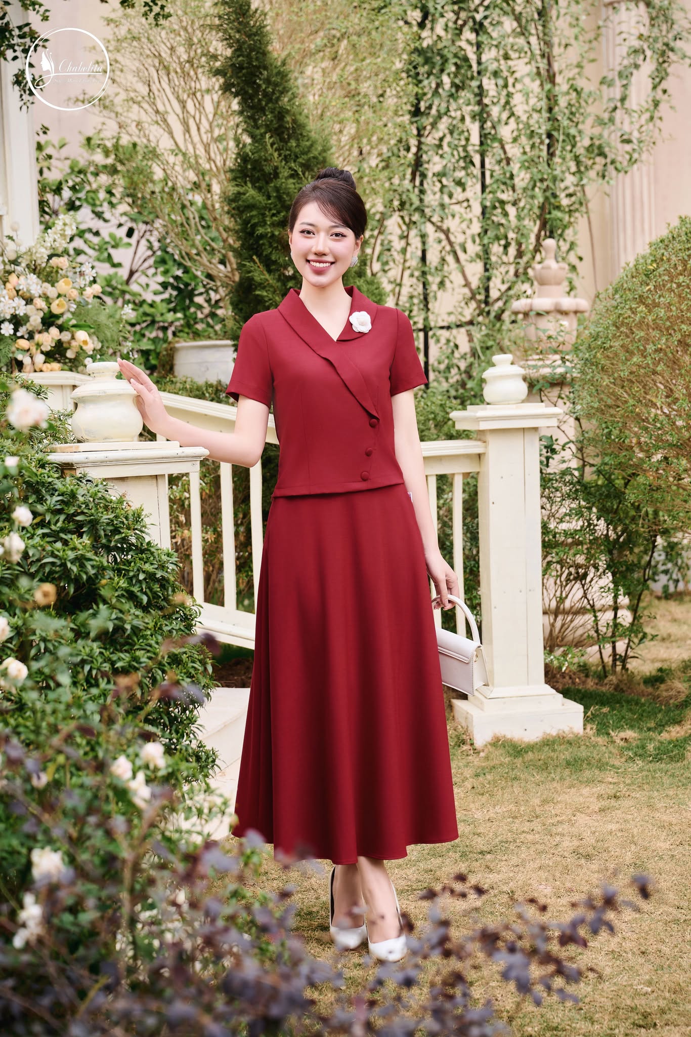 Sét bộ áo ký giả cách điệu phối chân váy màu đỏ