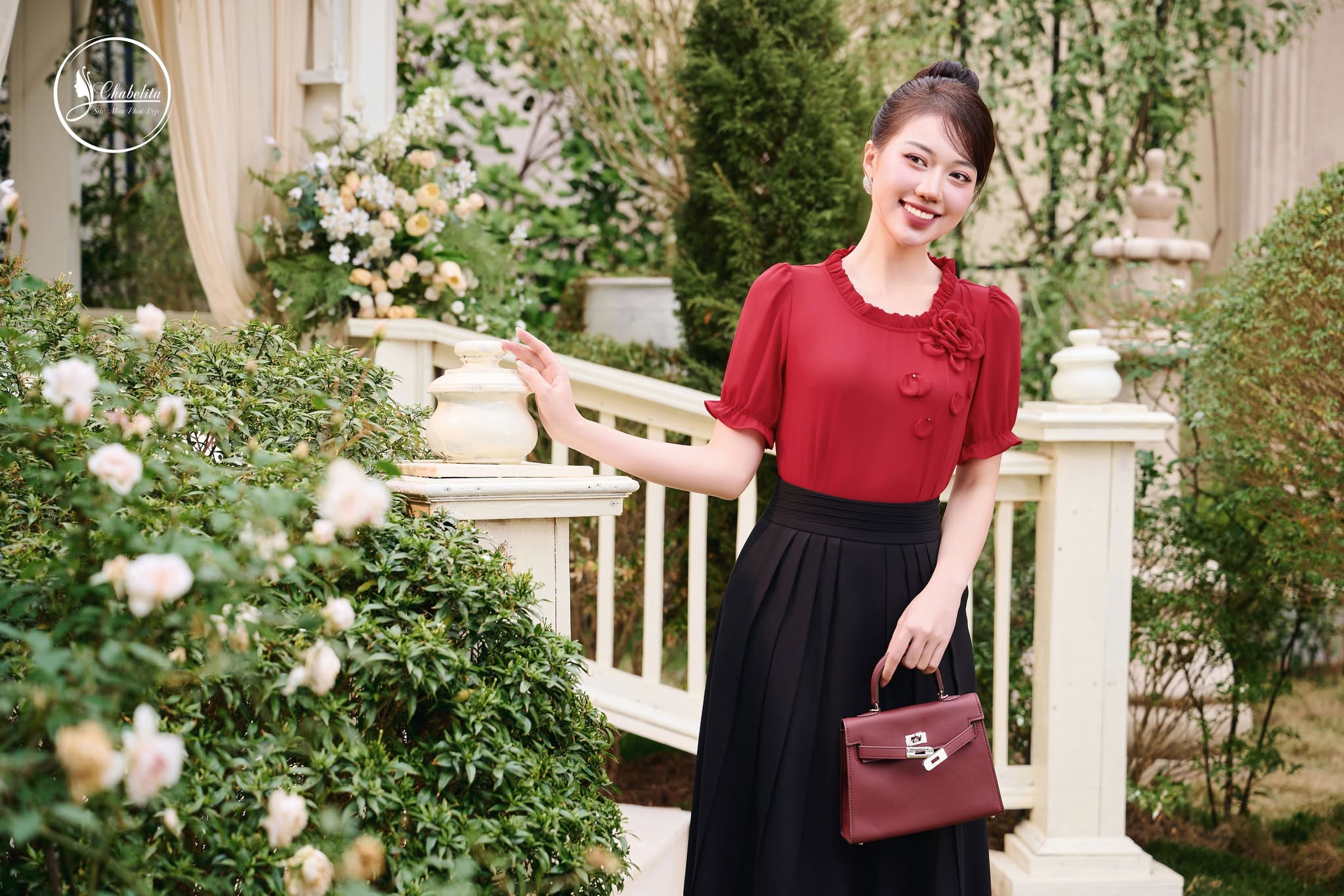 Áo thêu hoa cổ bèo màu đỏ