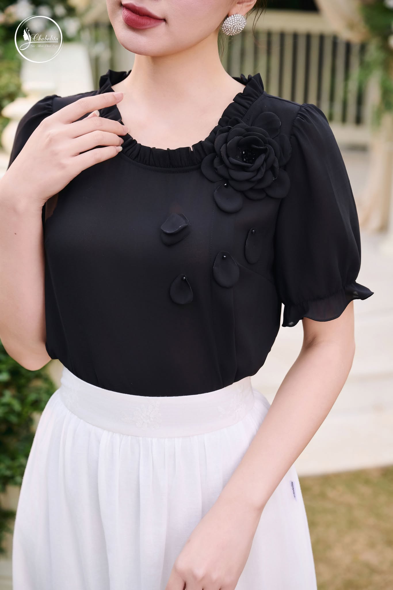 Áo thêu hoa cổ bèo màu đen