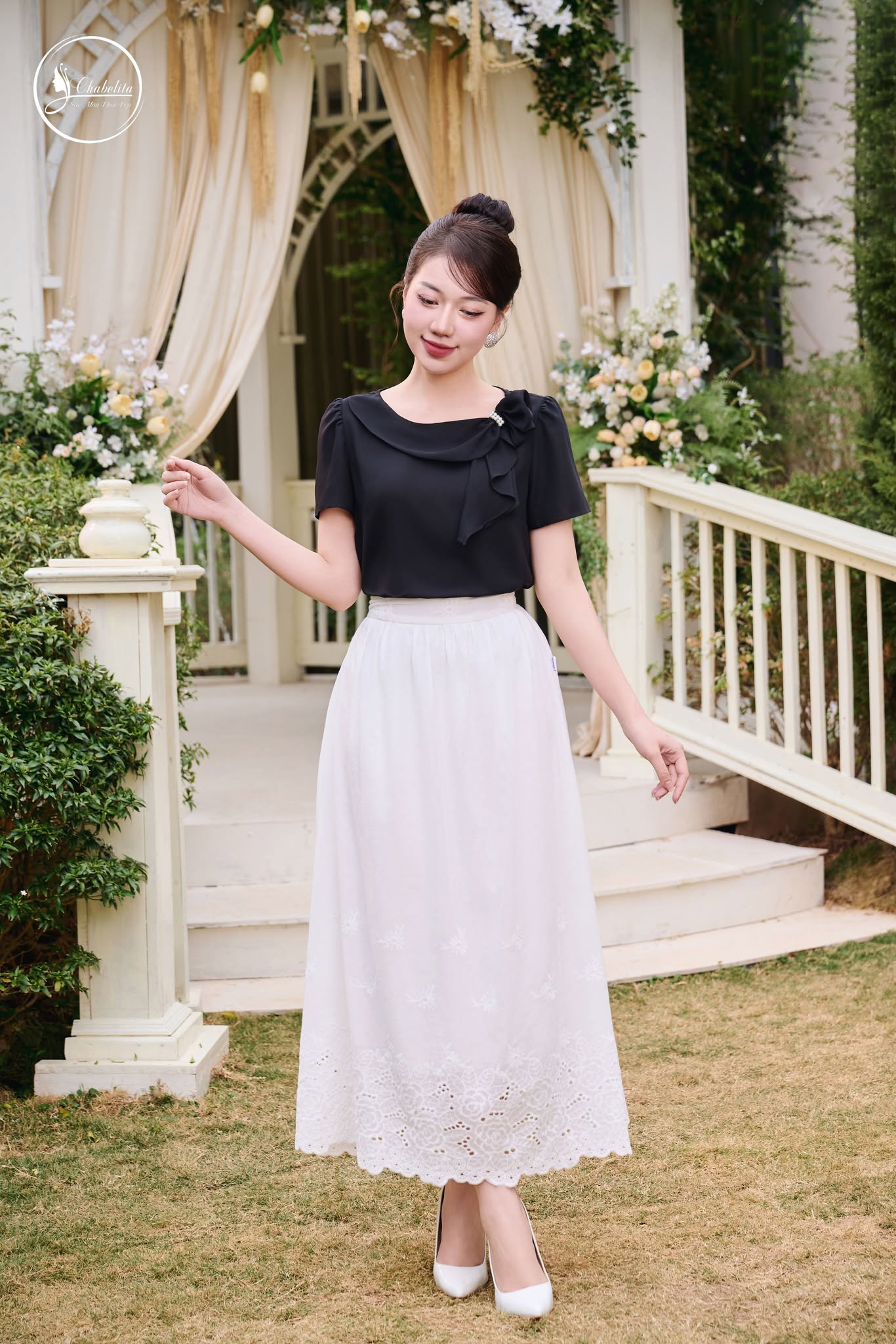 Áo sơ mi cổ tròn phối nơ màu đen