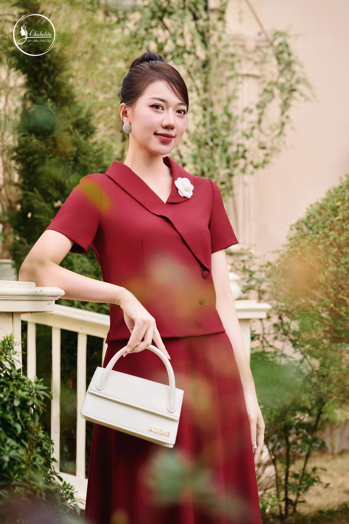 Sét bộ áo ký giả cách điệu phối chân váy màu đỏ