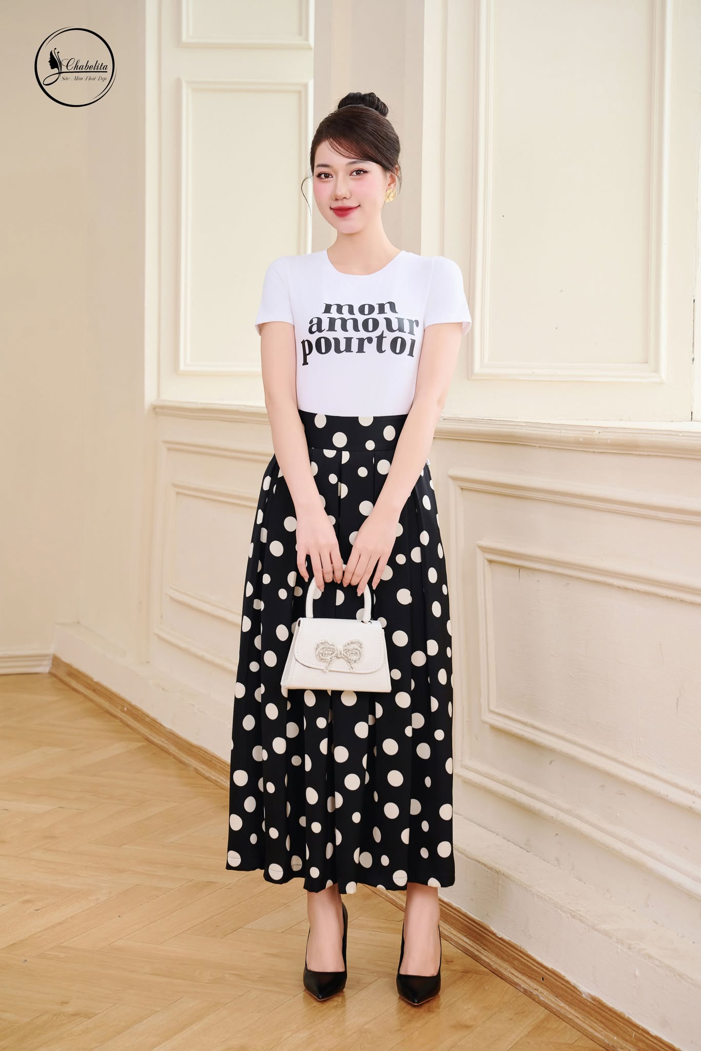 Áo cotton croptop in chữ màu trắng