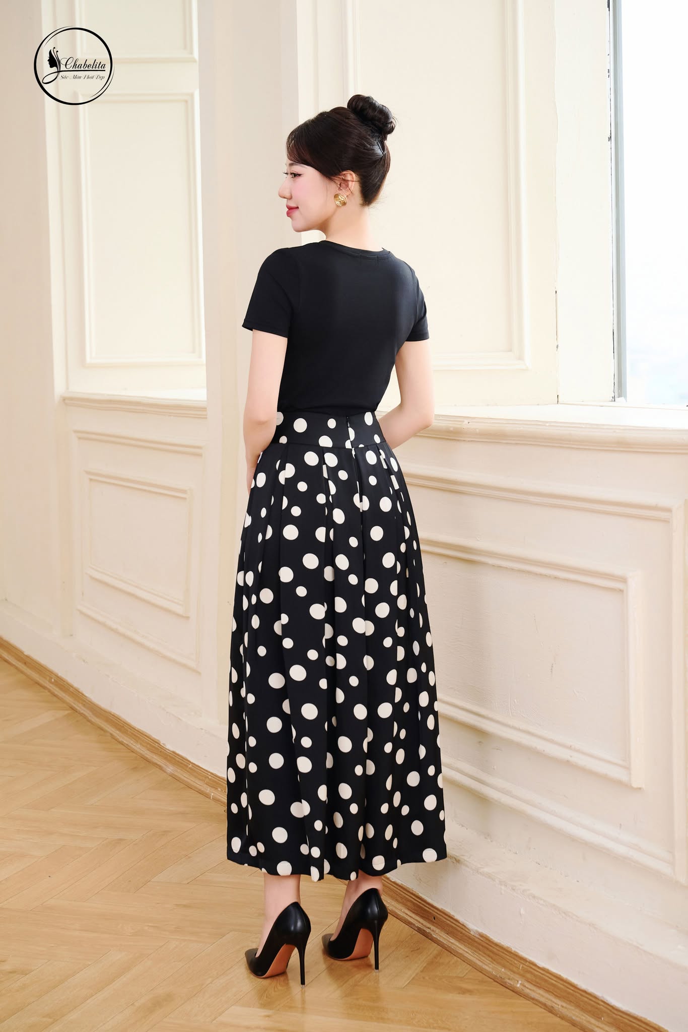 Áo cotton croptop in chữ màu đen