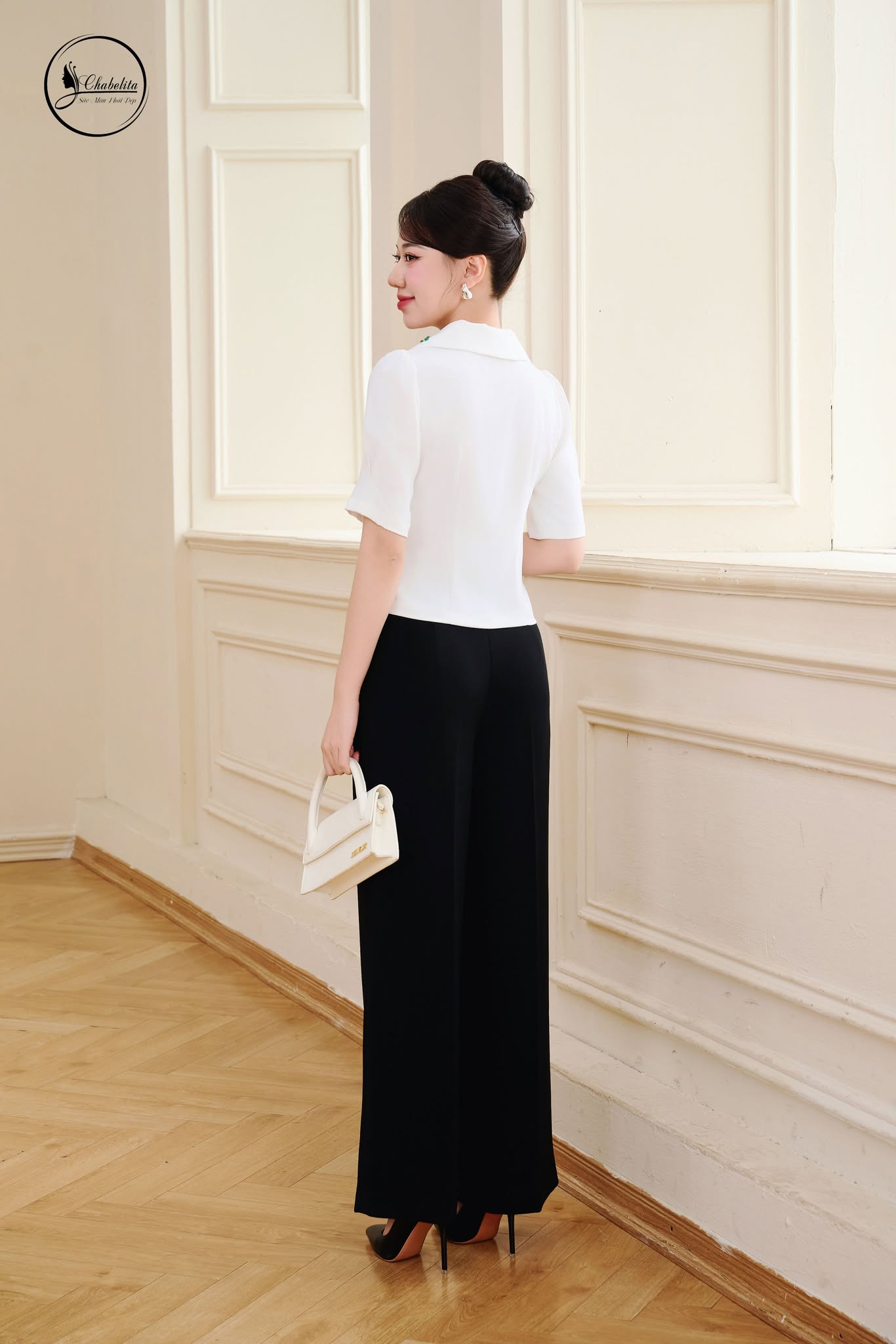 Áo sơ mi thêu lá cổ màu trắng