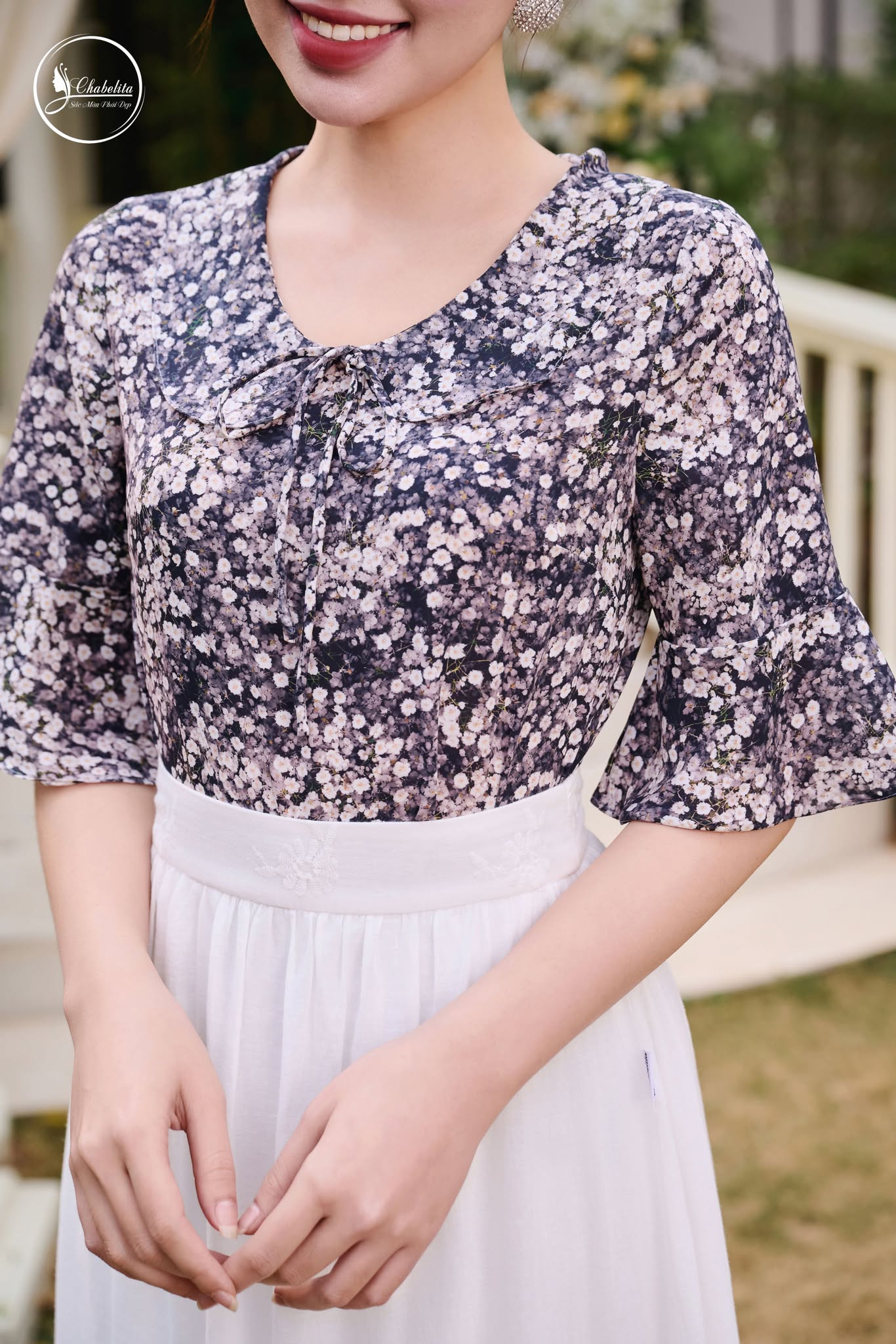 Áo sơ mi hoa cổ sen phối dây nơ màu đen