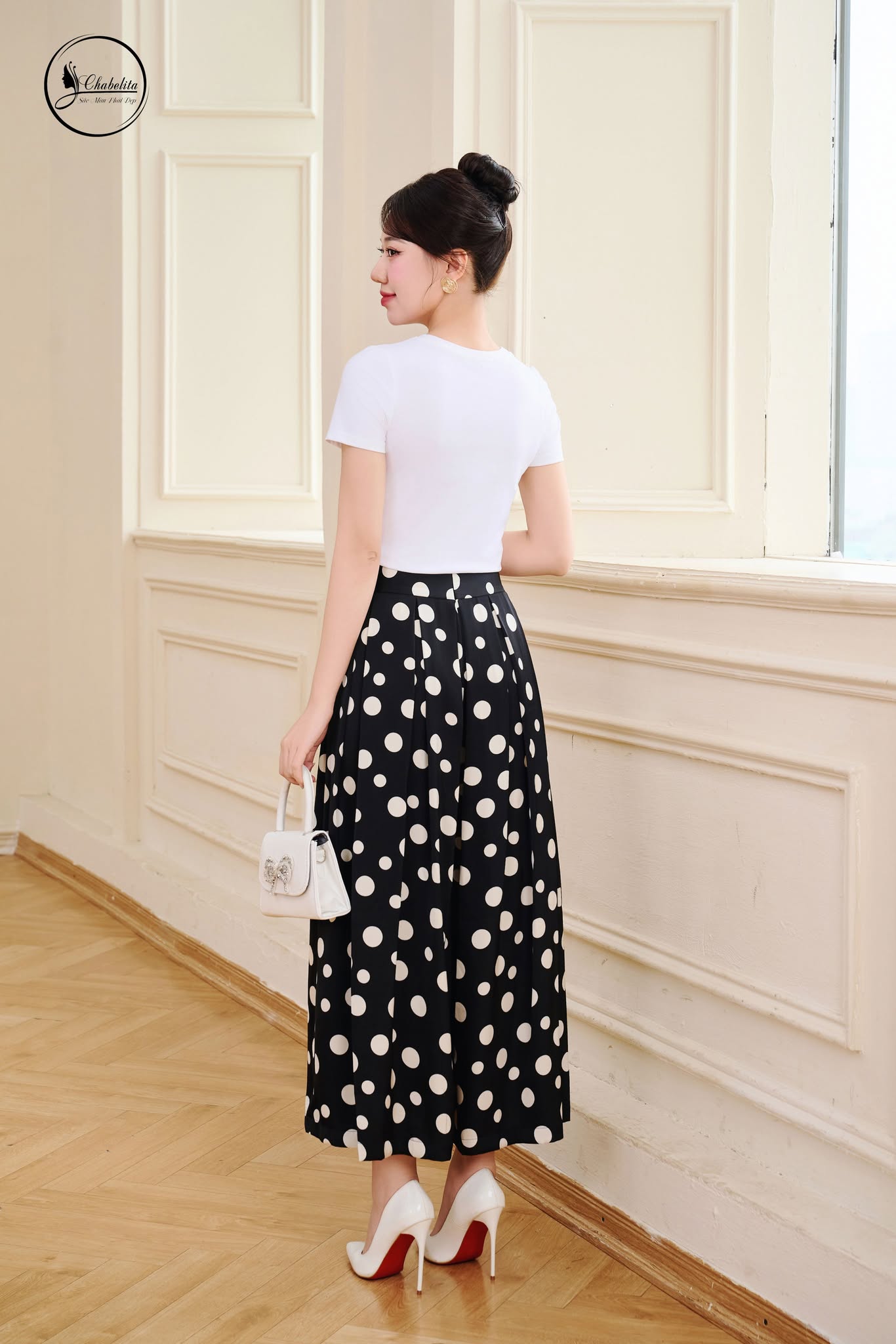 Áo cotton croptop in chữ màu trắng