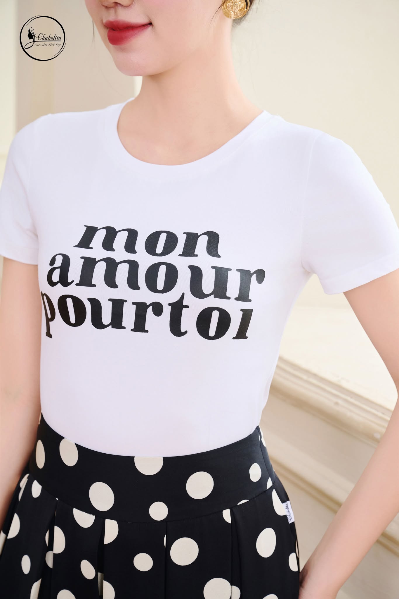 Áo cotton croptop in chữ màu trắng