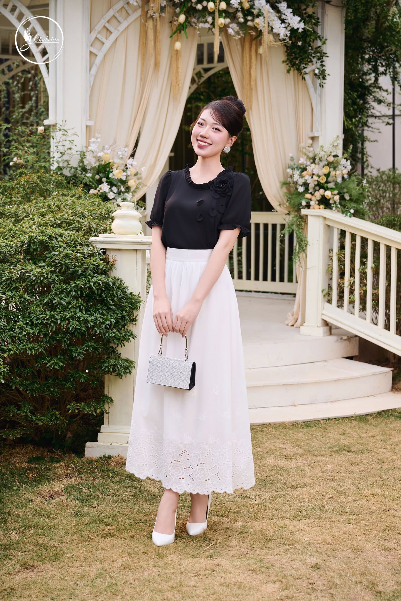 Áo thêu hoa cổ bèo màu đen