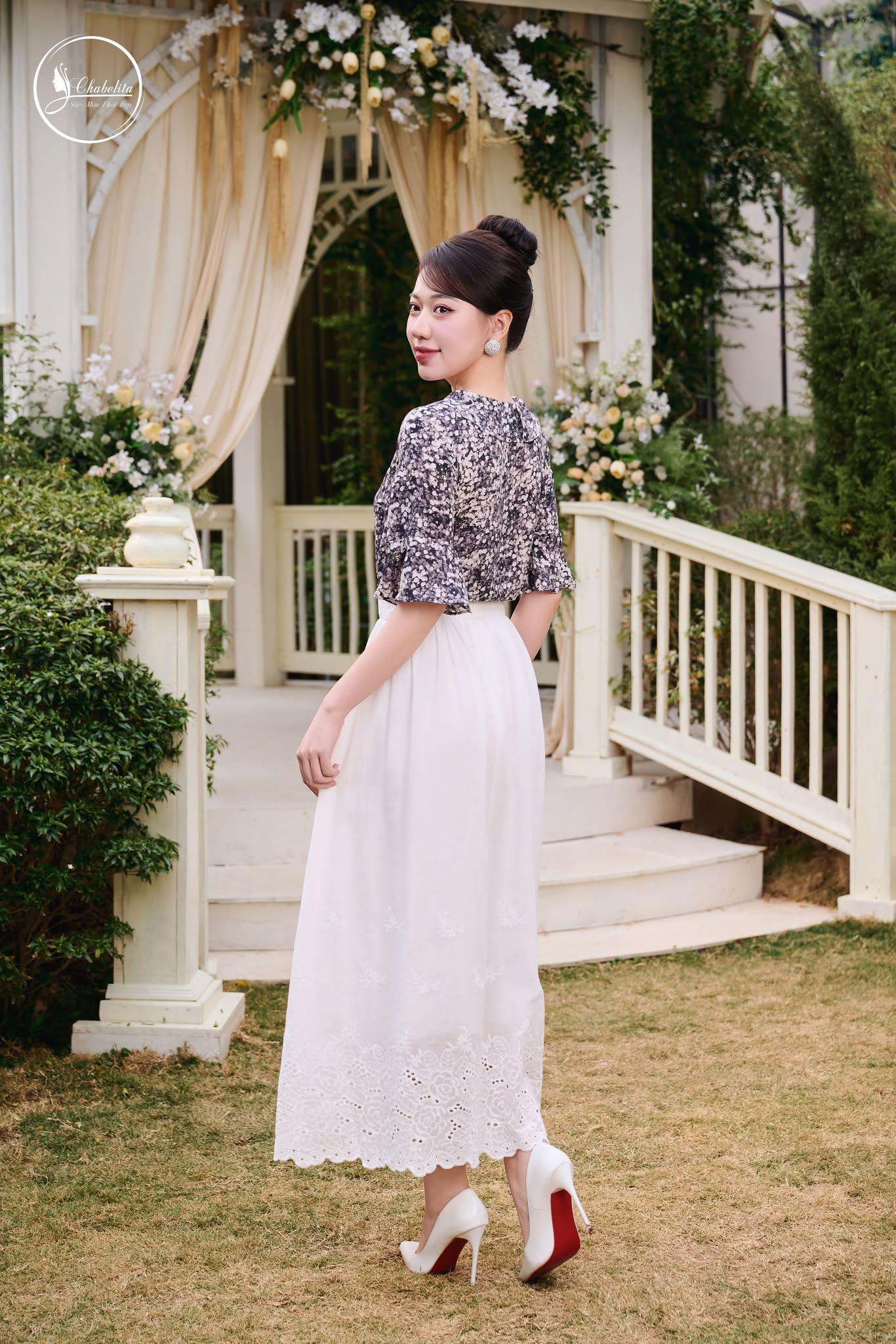 Áo sơ mi hoa cổ sen phối dây nơ màu đen