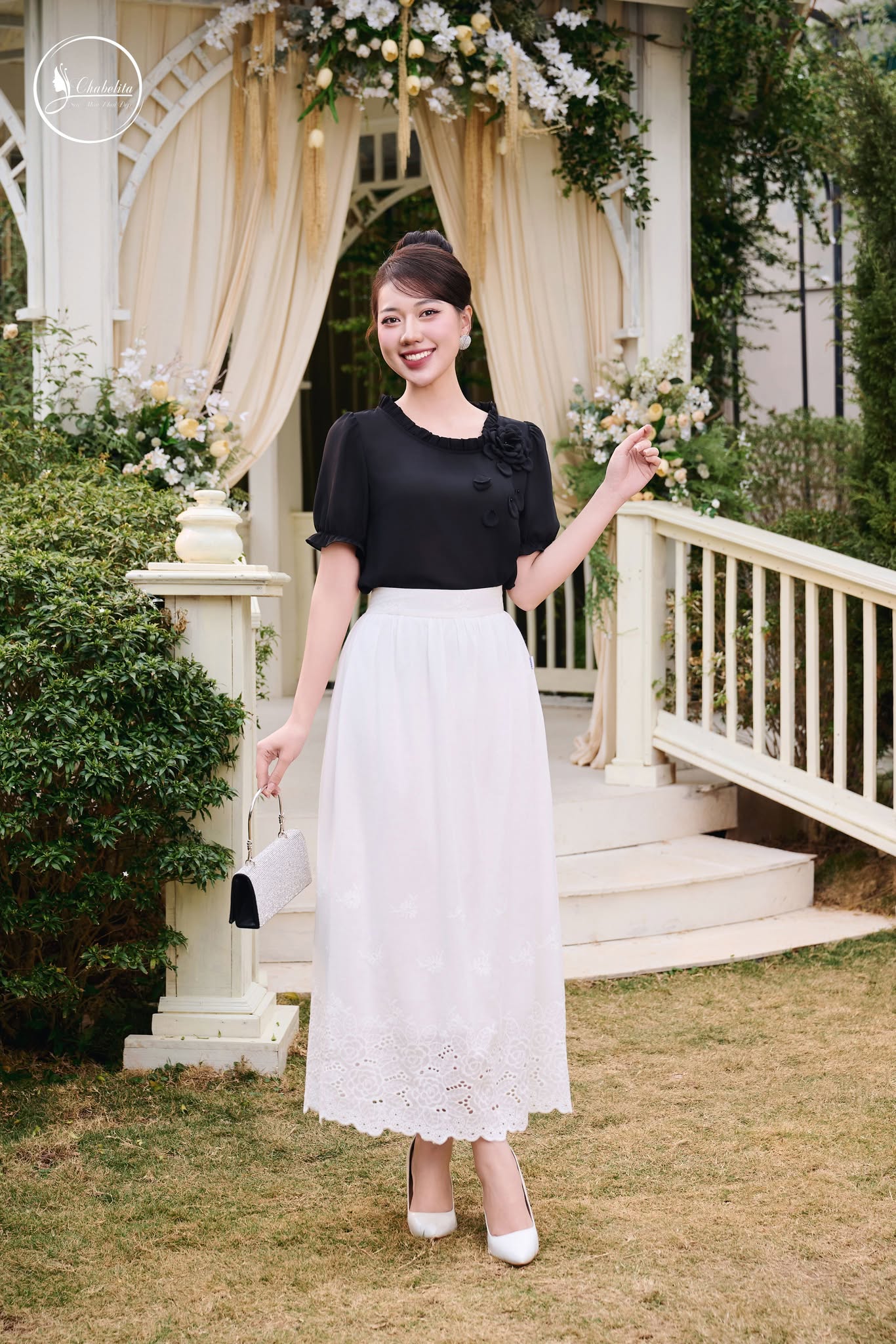 Áo thêu hoa cổ bèo màu đen