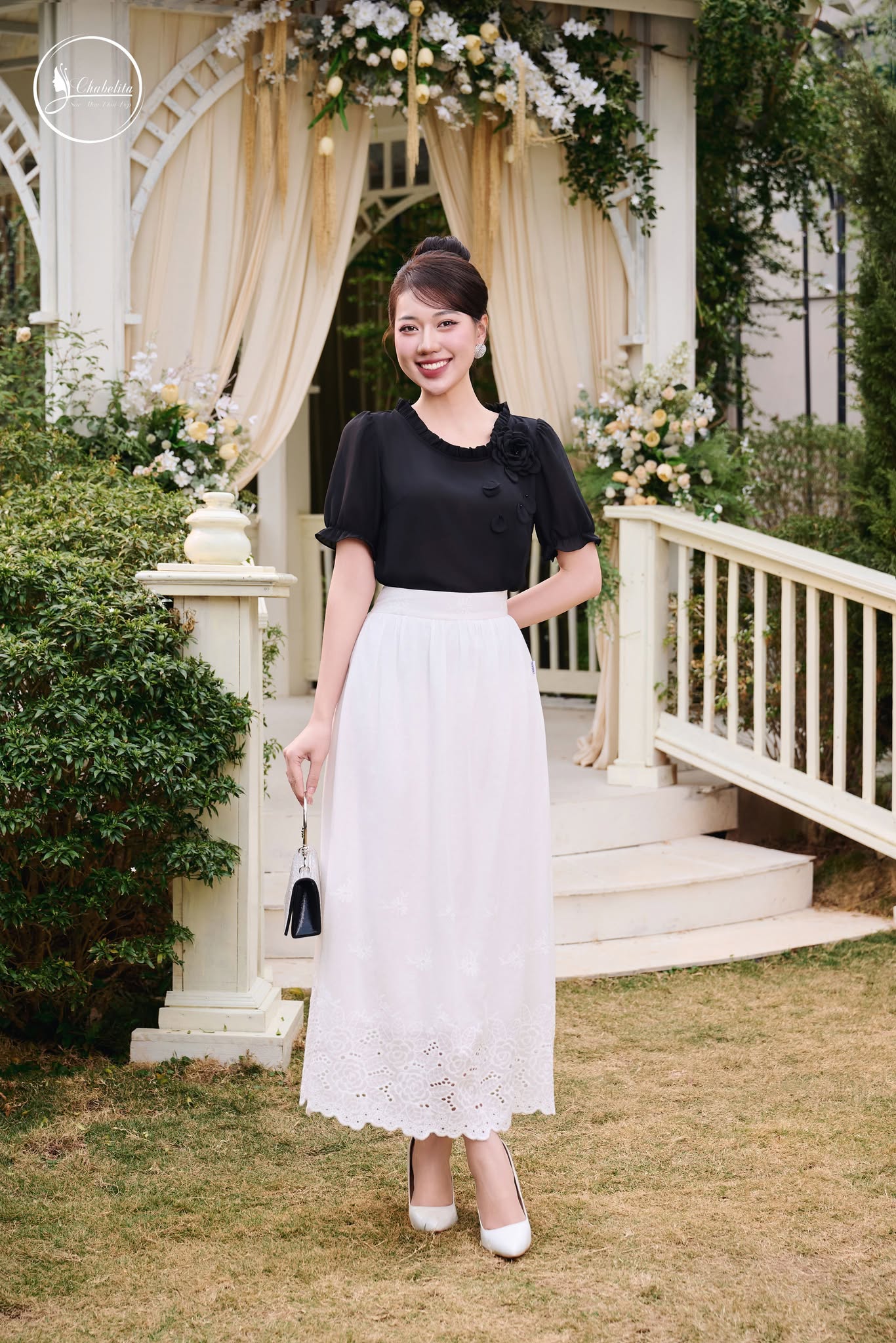 Áo thêu hoa cổ bèo màu đen