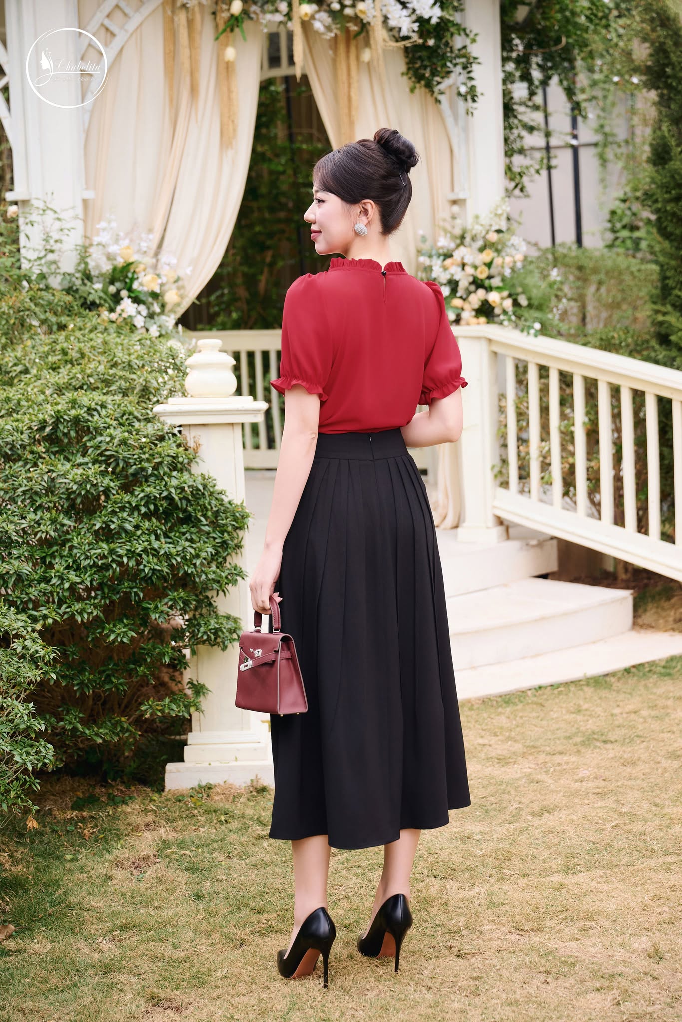 Áo thêu hoa cổ bèo màu đỏ