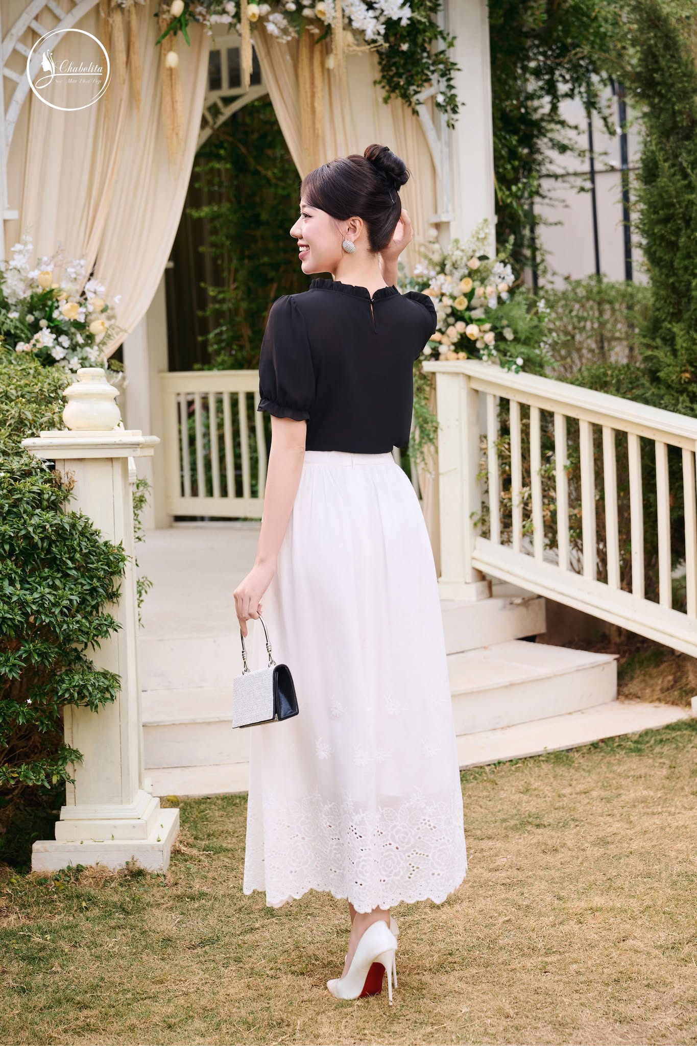 Áo thêu hoa cổ bèo màu đen