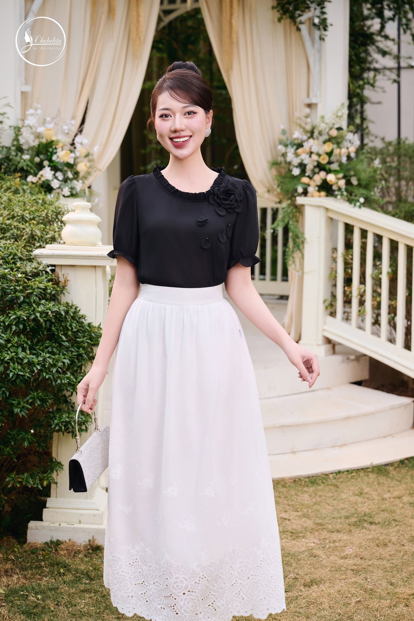 Áo thêu hoa cổ bèo màu đen