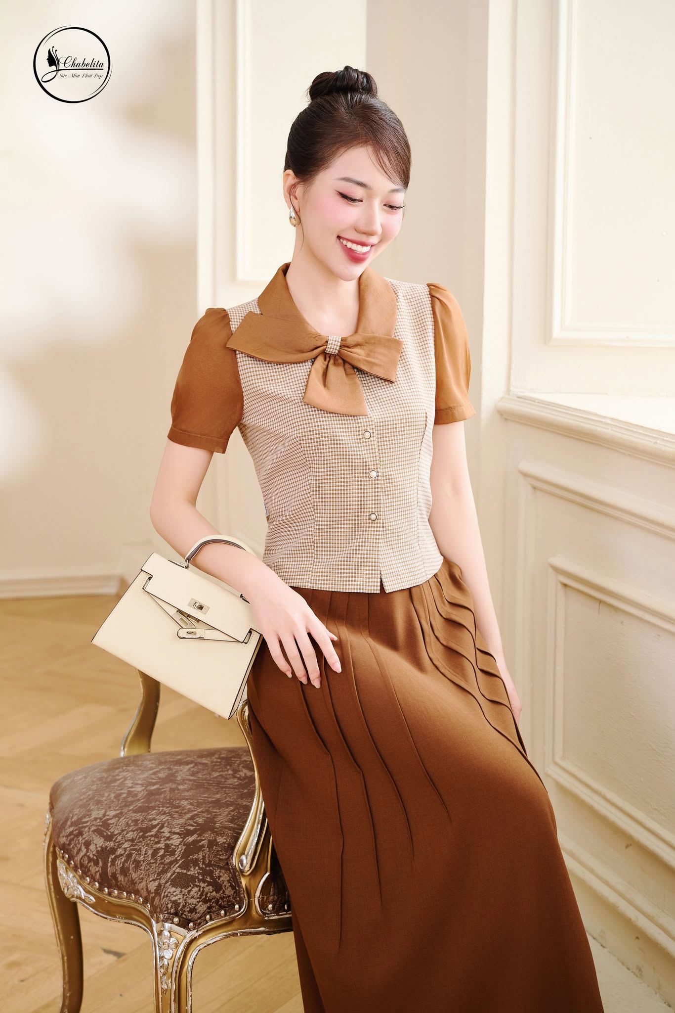 Áo sơ mi cổ phối nơ tay lỡ kẻ nâu