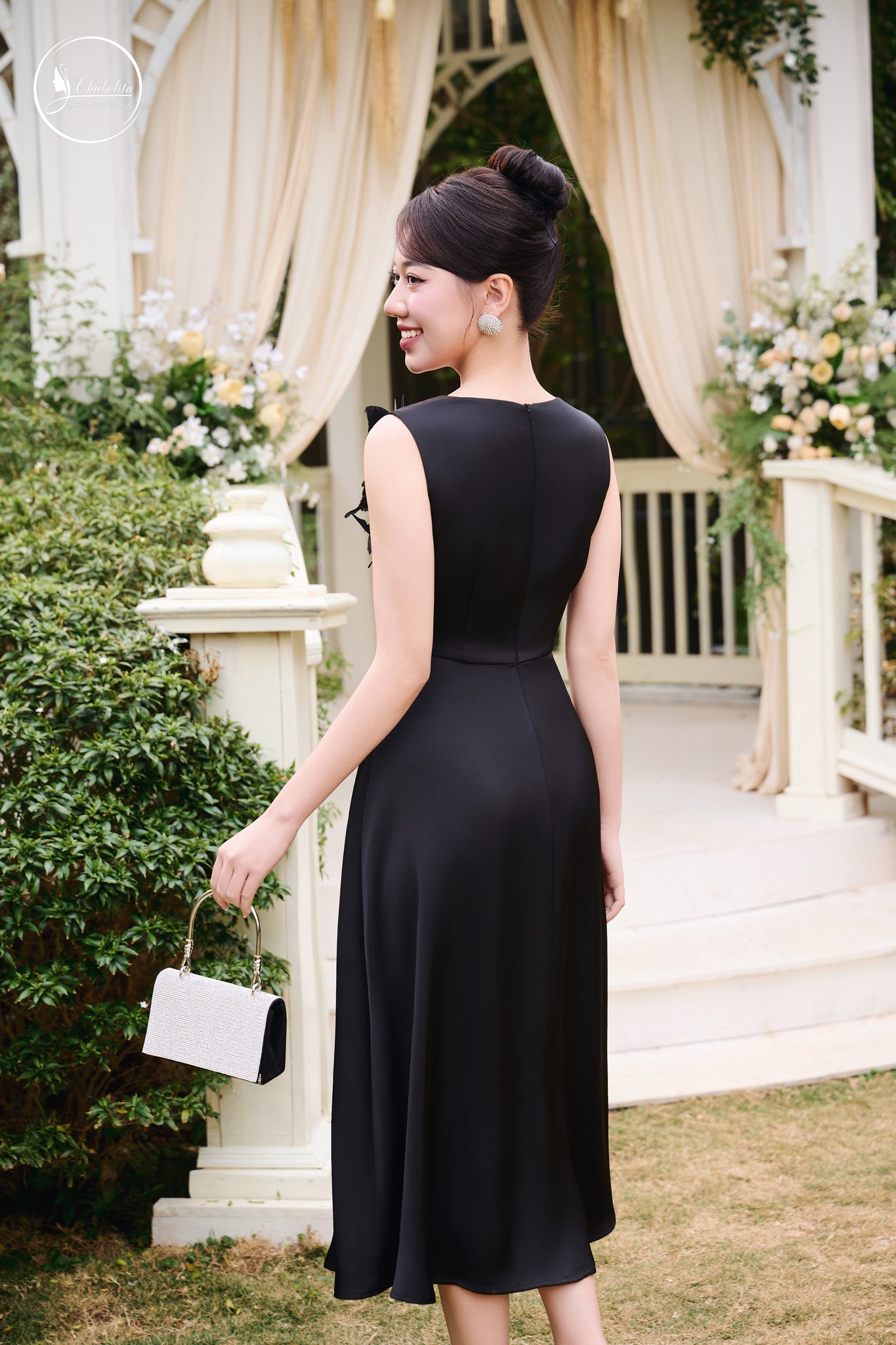 Đầm sát nách cổ tròn đính hoa màu đen