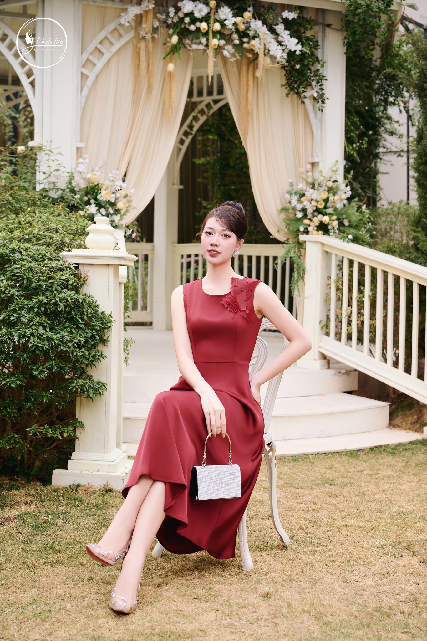 Đầm sát nách cổ tròn đính hoa màu đỏ