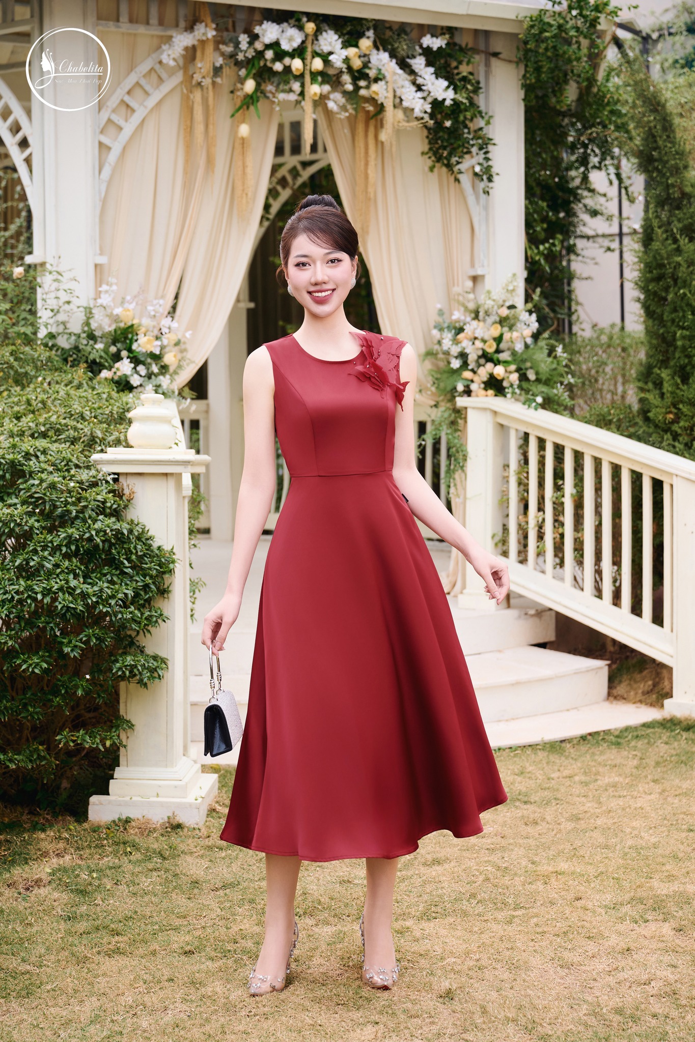 Đầm sát nách cổ tròn đính hoa màu đỏ