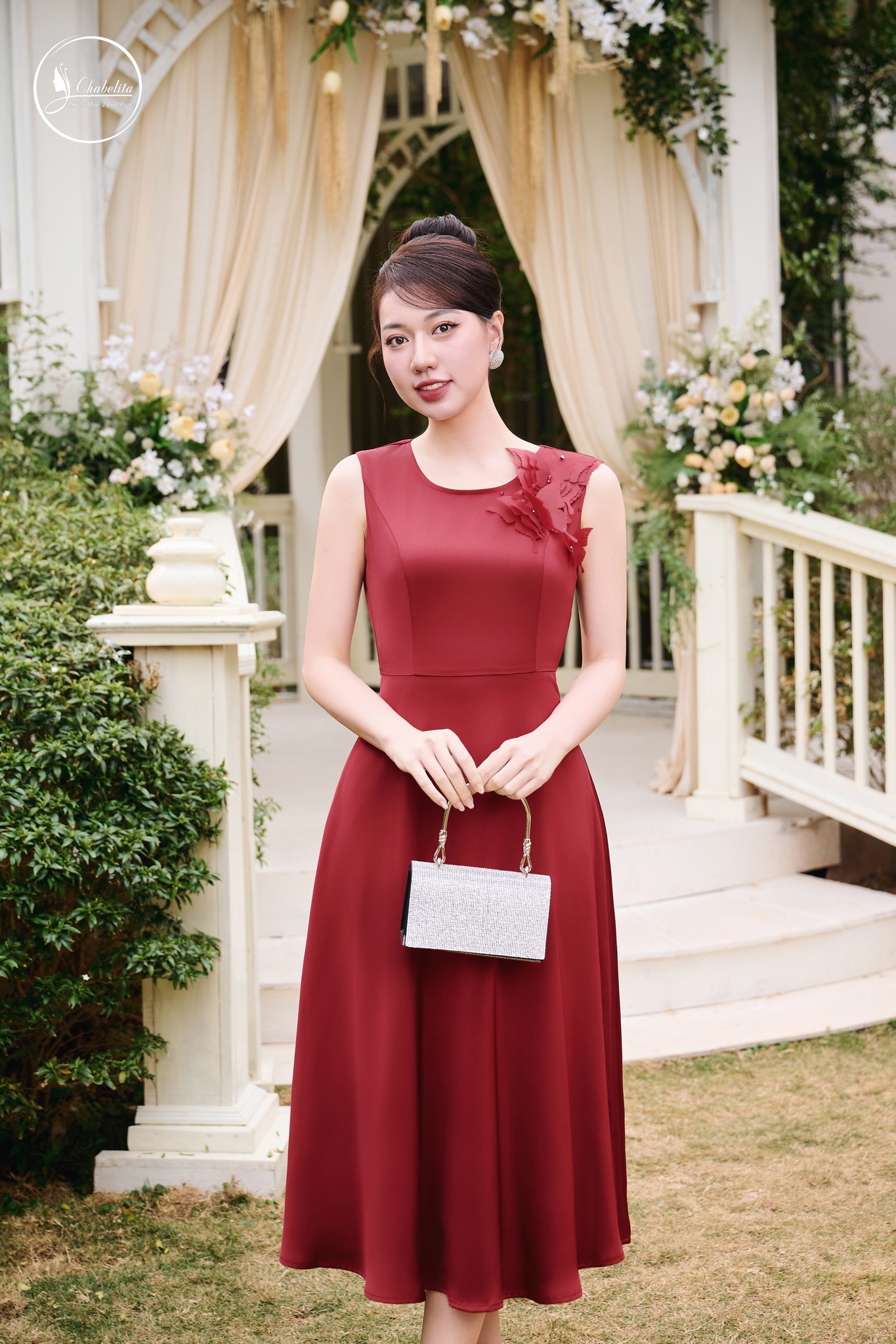 Đầm sát nách cổ tròn đính hoa màu đỏ