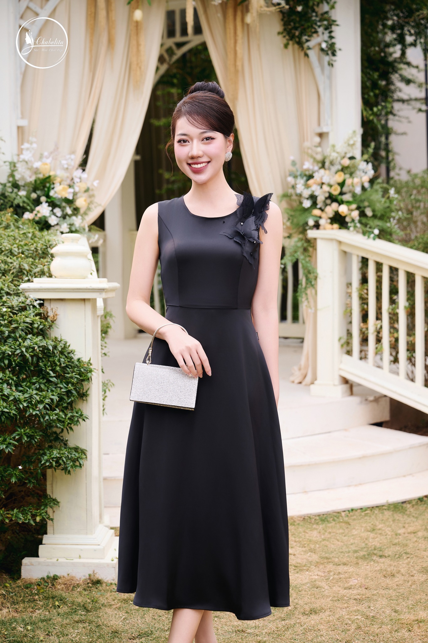 Đầm sát nách cổ tròn đính hoa màu đen