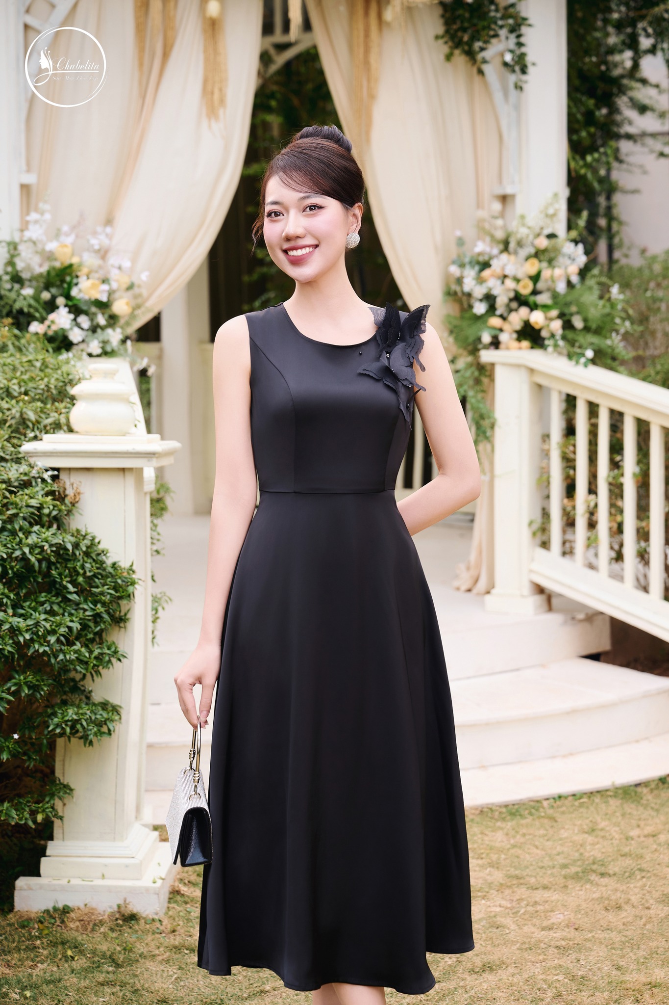 Đầm sát nách cổ tròn đính hoa màu đen