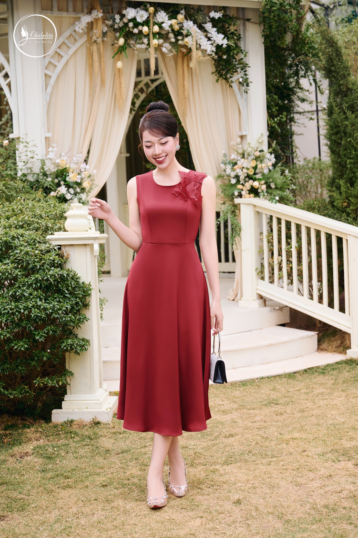 Đầm sát nách cổ tròn đính hoa màu đỏ