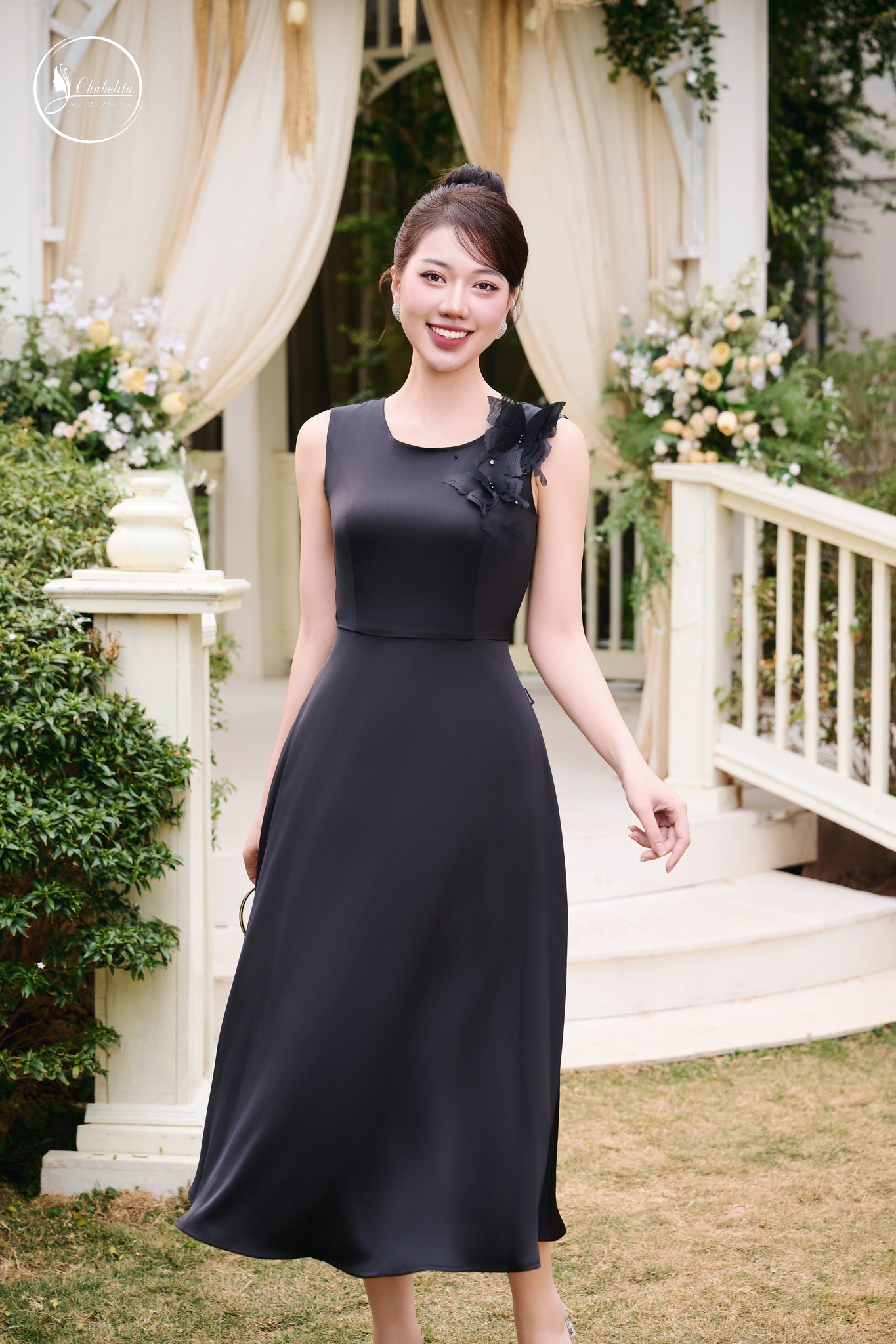 Đầm sát nách cổ tròn đính hoa màu đen