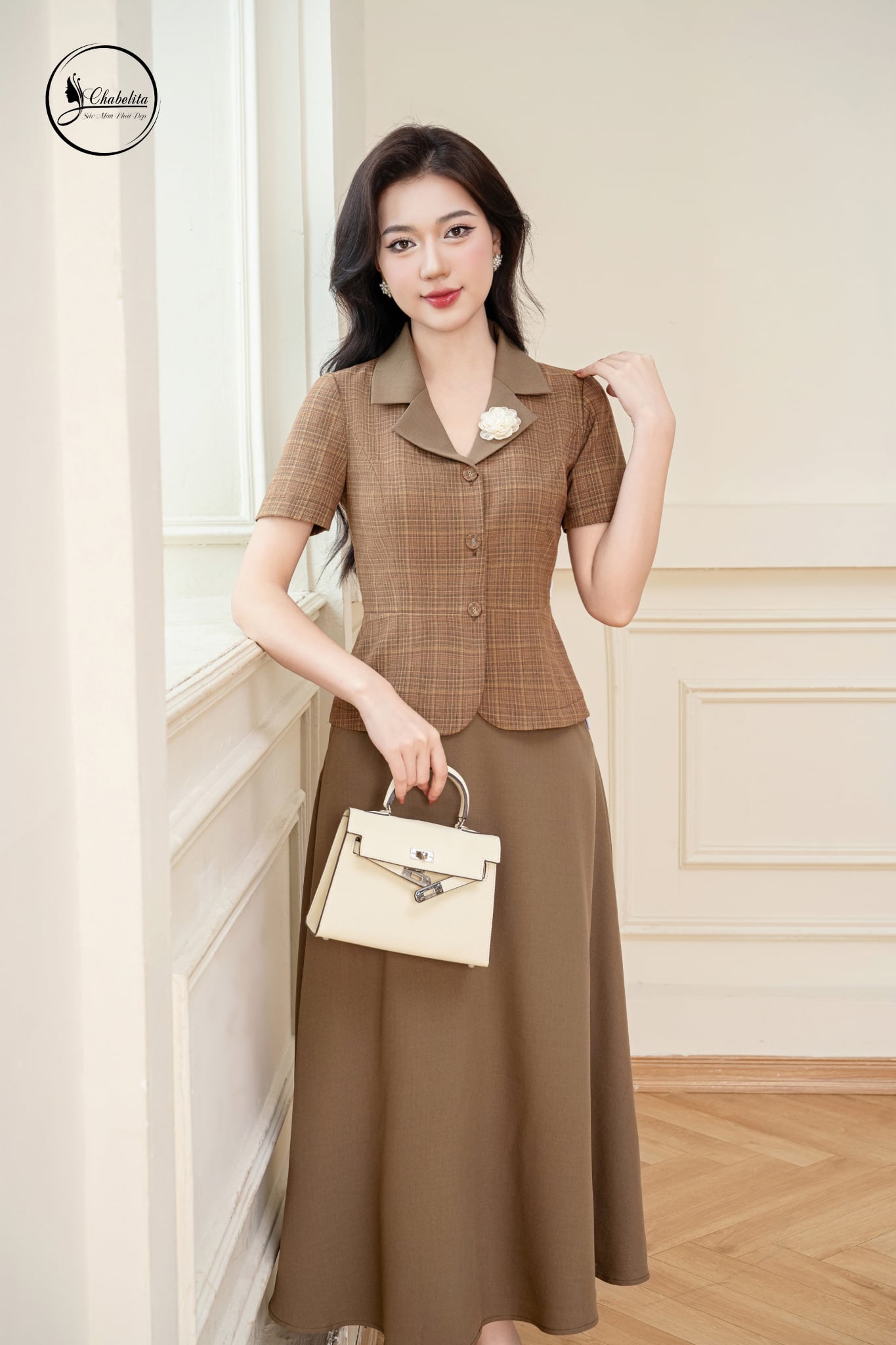 Áo kẻ cổ phối màu nâu